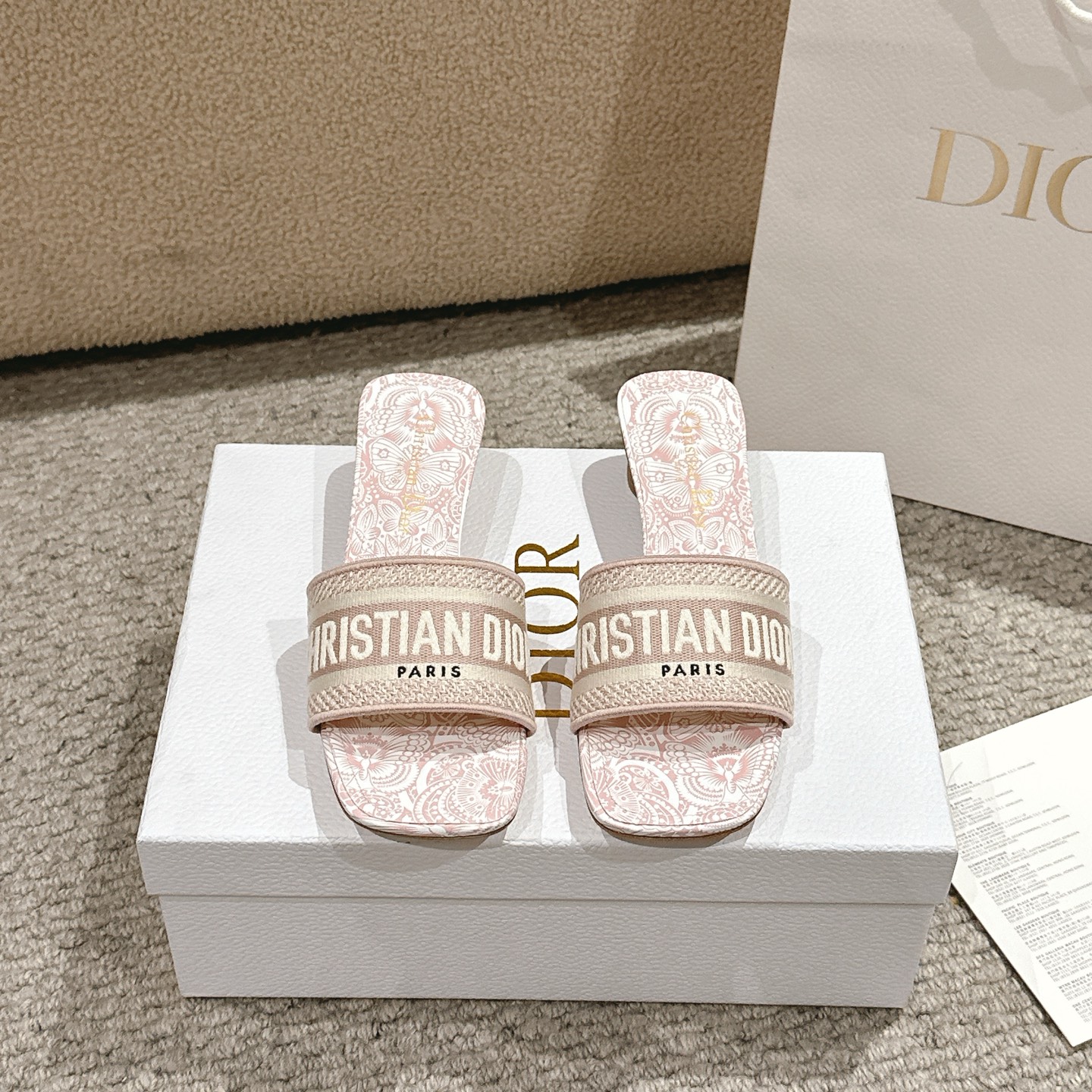 NO:234106,Purchase level!  The Dior Dway Cotton Sandals is a classic piece, iconic and timeless style with white multi-color Toile de Jouy Papillon pattern, with a fantastic and exquisite butterfly and floral design by Pietro Ruf. The cotton upper is embroidered with a clear touch of Christine Dior’s Paris signature. Its streamlined tailoring makes it easy to wear and finish the easy look, and pairs well with other pieces from the Toile de Jouy Papillon collection. Upper: Original custom computer embroidery logo!  Cowhide Italian A-grade leather outsole!  Heel height 3.5cm, size 34-43 (34, 40, 41, 42, 43 customized, non-return and exchange), slippers, dior, slippers, cowhide, Leather soles19860909代购级别！ 迪奥Dway 棉质凉拖是一款经典单品,标志性和永恒的风格,具有白色多色Toile de Jouy Papillon图案,彼得罗·鲁弗梦幻般精致的蝴蝶和花卉设计.棉花鞋面绣有克里斯汀迪奥巴黎签名的一个明确无误的触摸.其流线型剪裁让它很容易穿上,完成轻松的造型,与Toile de Jouy Papillon系列中的其他作品搭配得很好. 鞋面:原版定制电脑刺绣Logo！ 内里牛皮 意大利A级真皮大底！ 跟高3.5cm 码数34-43（34,40,41,42,43定制不退换）,拖鞋,dior,slippers,cowhide,Leather soles,Women's Shoes