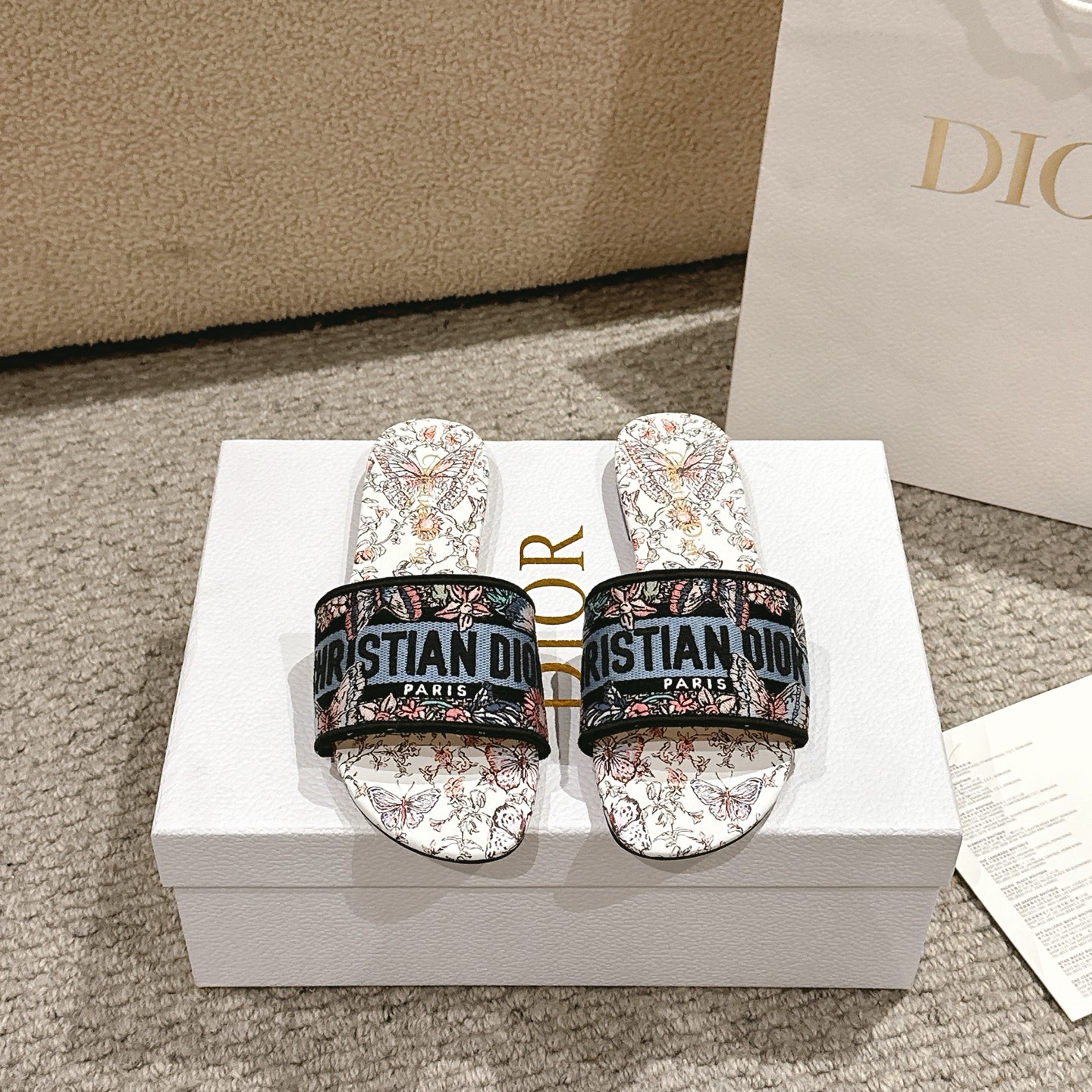 NO:234108,Purchase level!  The Dior Dway Cotton Sandals is a classic piece, iconic and timeless style with white multi-color Toile de Jouy Papillon pattern, with a fantastic and exquisite butterfly and floral design by Pietro Ruf. The cotton upper is embroidered with a clear touch of Christine Dior’s Paris signature. Its streamlined tailoring makes it easy to wear and finish the easy look, and pairs well with other pieces from the Toile de Jouy Papillon collection. Upper: Original custom computer embroidery logo!  Cowhide Italian A-grade leather outsole!  Heels, flat heels, size 34-43 (34, 40, 41, 42, 43 customized, non-return and exchange), slippers, dior, slippers, cowhide, Leather soles19860909代购级别！ 迪奥Dway 棉质凉拖是一款经典单品,标志性和永恒的风格,具有白色多色Toile de Jouy Papillon图案,彼得罗·鲁弗梦幻般精致的蝴蝶和花卉设计.棉花鞋面绣有克里斯汀迪奥巴黎签名的一个明确无误的触摸.其流线型剪裁让它很容易穿上,完成轻松的造型,与Toile de Jouy Papillon系列中的其他作品搭配得很好. 鞋面:原版定制电脑刺绣Logo！ 内里牛皮 意大利A级真皮大底！ 跟高平跟 码数34-43（34,40,41,42,43定制不退换）,拖鞋,dior,slippers,cowhide,Leather soles,Women's Shoes