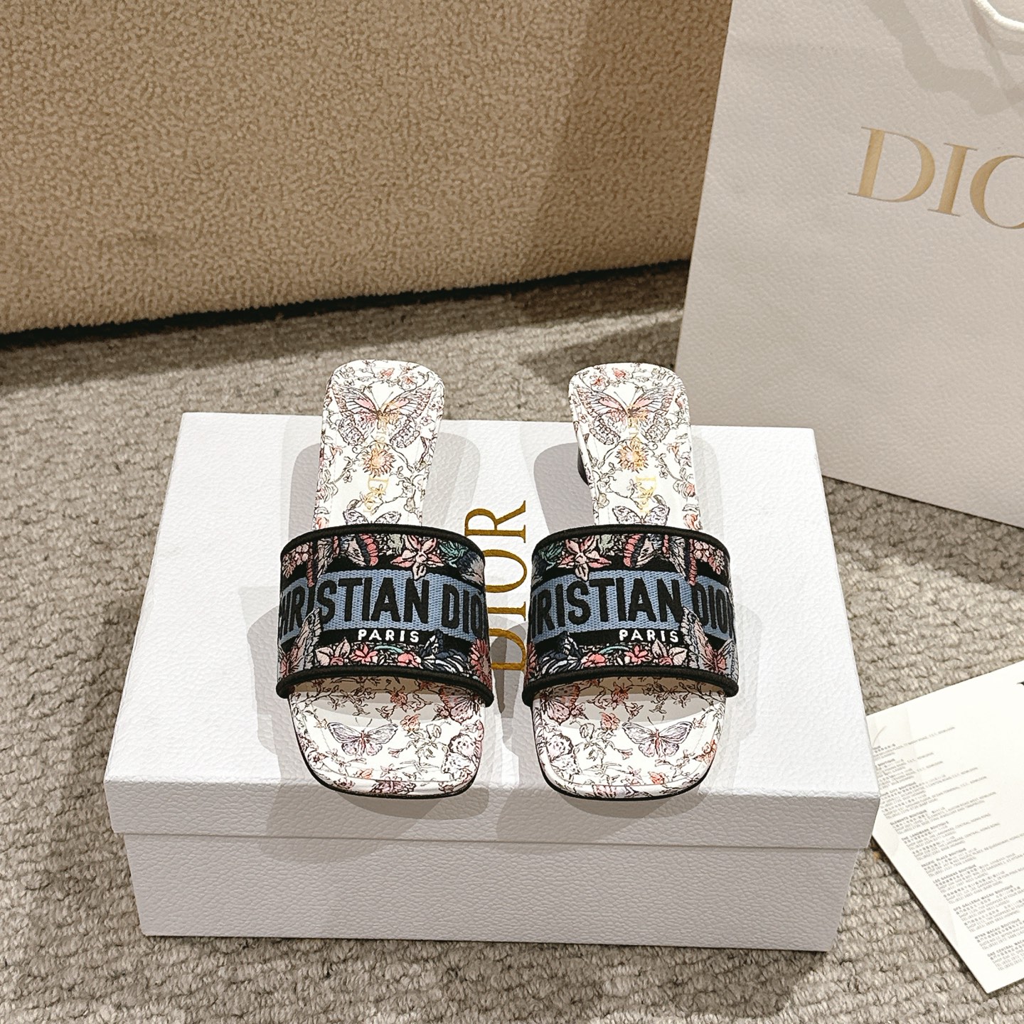 NO:234110,Purchase level!  The Dior Dway Cotton Sandals is a classic piece, iconic and timeless style with white multi-color Toile de Jouy Papillon pattern, with a fantastic and exquisite butterfly and floral design by Pietro Ruf. The cotton upper is embroidered with a clear touch from the signature of Christine Dior Paris. Its streamlined tailoring makes it easy to wear and finish the easy look, and pairs well with other pieces from the Toile de Jouy Papillon collection. Upper: Original custom computer embroidery logo!  Cowhide Italian A-grade leather outsole!  Heel height 3.5cm, size 34-43 (34, 40, 41, 42, 43 customized, non-return and exchange), slippers, dior, slippers, cowhide, Leather soles19860909代购级别！ 迪奥Dway 棉质凉拖是一款经典单品,标志性和永恒的风格,具有白色多色Toile de Jouy Papillon图案,彼得罗·鲁弗梦幻般精致的蝴蝶和花卉设计.棉花鞋面绣有克里斯汀迪奥巴黎签名的一个明确无误的触摸.其流线型剪裁让它很容易穿上,完成轻松的造型,与Toile de Jouy Papillon系列中的其他作品搭配得很好. 鞋面:原版定制电脑刺绣Logo！ 内里牛皮 意大利A级真皮大底！ 跟高3.5cm 码数34-43（34,40,41,42,43定制不退换）,拖鞋,dior,slippers,cowhide,Leather soles,Women's Shoes