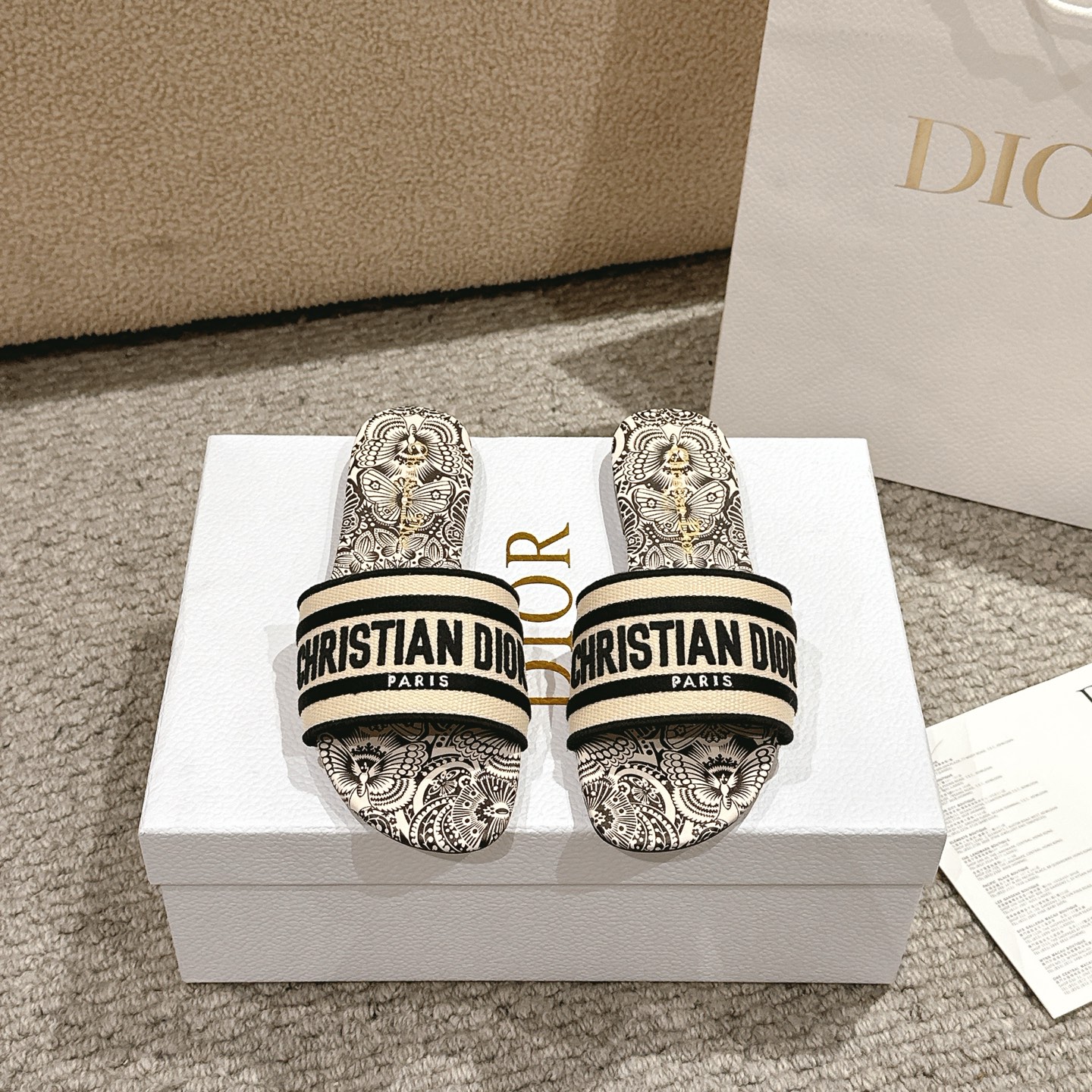 NO:234112,Purchase level!  The Dior Dway Cotton Sandals is a classic piece, iconic and timeless style with white multi-color Toile de Jouy Papillon pattern, with a fantastic and exquisite butterfly and floral design by Pietro Ruf. The cotton upper is embroidered with a clear touch from the signature of Christine Dior Paris. Its streamlined tailoring makes it easy to wear and finish the easy look, and pairs well with other pieces from the Toile de Jouy Papillon collection. Upper: Original custom computer embroidery logo!  Cowhide Italian A-grade leather outsole!  Heels, flat heels, size 34-43 (34, 40, 41, 42, 43 customized, non-return and exchange), slippers, dior, slippers, cowhide, Leather soles19860909代购级别！ 迪奥Dway 棉质凉拖是一款经典单品,标志性和永恒的风格,具有白色多色Toile de Jouy Papillon图案,彼得罗·鲁弗梦幻般精致的蝴蝶和花卉设计.棉花鞋面绣有克里斯汀迪奥巴黎签名的一个明确无误的触摸.其流线型剪裁让它很容易穿上,完成轻松的造型,与Toile de Jouy Papillon系列中的其他作品搭配得很好. 鞋面:原版定制电脑刺绣Logo！ 内里牛皮 意大利A级真皮大底！ 跟高平跟 码数34-43（34,40,41,42,43定制不退换）,拖鞋,dior,slippers,cowhide,Leather soles,Women's Shoes