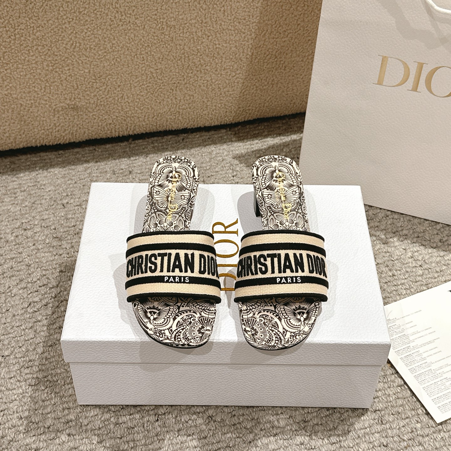 NO:234114,Purchase level!  The Dior Dway Cotton Sandals is a classic piece, iconic and timeless style with white multi-color Toile de Jouy Papillon pattern, with a fantastic and exquisite butterfly and floral design by Pietro Ruf. The cotton upper is embroidered with a clear touch from the signature of Christine Dior Paris. Its streamlined tailoring makes it easy to wear and finish the easy look, and pairs well with other pieces from the Toile de Jouy Papillon collection. Upper: Original custom computer embroidery logo!  Cowhide Italian A-grade leather outsole!  Heel height 4.5cm, size 34-43 (34, 40, 41, 42, 43 customized, non-return and exchange), slippers, dior, slippers, cowhide, Leather soles19860909代购级别！ 迪奥Dway 棉质凉拖是一款经典单品,标志性和永恒的风格,具有白色多色Toile de Jouy Papillon图案,彼得罗·鲁弗梦幻般精致的蝴蝶和花卉设计.棉花鞋面绣有克里斯汀迪奥巴黎签名的一个明确无误的触摸.其流线型剪裁让它很容易穿上,完成轻松的造型,与Toile de Jouy Papillon系列中的其他作品搭配得很好. 鞋面:原版定制电脑刺绣Logo！ 内里牛皮 意大利A级真皮大底！ 跟高4.5cm 码数34-43（34,40,41,42,43定制不退换）,拖鞋,dior,slippers,cowhide,Leather soles,Women's Shoes