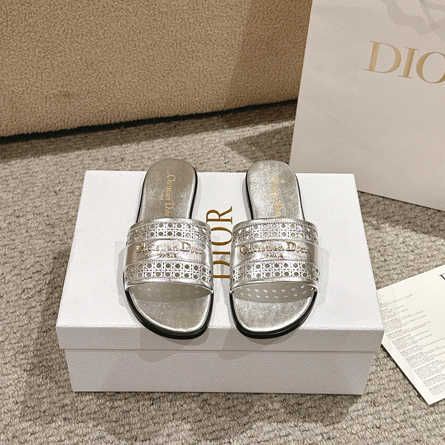 NO:234116,Purchase level!  『 New color scheme』 Dior D-Lane sandals, a new product in the early spring 2025 garment series, highlighting the classic style. Imported cowhide uppers display hollow rattan plaid pattern, decorated with golden metallic Christian Dior Paris logo, highlighting fashion temperament. The padded leather inner sole creates a comfortable wearing experience, the simple design is easy to put on and take off, creating a casual look. Main cowhide inner sheep leather outsole Italian A-grade leather outsole Heel height 1.5cm Size 34-43 (34, 40, 41, 42, 43 customized, non-return and exchange), slippers, dior, dior, slippers, cowhide, sheepskin, Leather soles19860909代购级别！ 『 新配色 』迪奥D-Lane 凉拖,二零二五早春成衣系列新品,彰显经典风格.进口牛皮革鞋面,展示镂空藤格纹图案,饰以金色饰面金属 Christian Dior Paris 标志,彰显时尚气质.加垫皮革内底打造舒适的穿着体验,简约的设计便于穿脱,打造休闲的造型. 主体牛皮革 内里羊皮革 大底意大利A级真皮大底 跟高1.5cm 码数34-43（34,40,41,42,43定制不退换）,拖鞋,dior,dior,slippers,cowhide,sheepskin,Leather soles,Women's Shoes