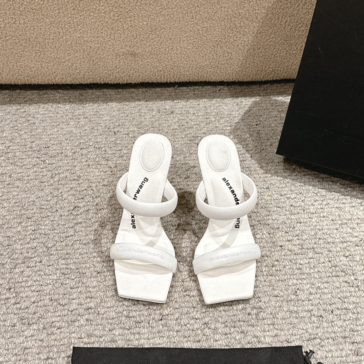 Luxury Alexander Wang Shoe Mats with Embolism Logo and Italian Imported Skin-Drink Base in Various Colors - 图片 9