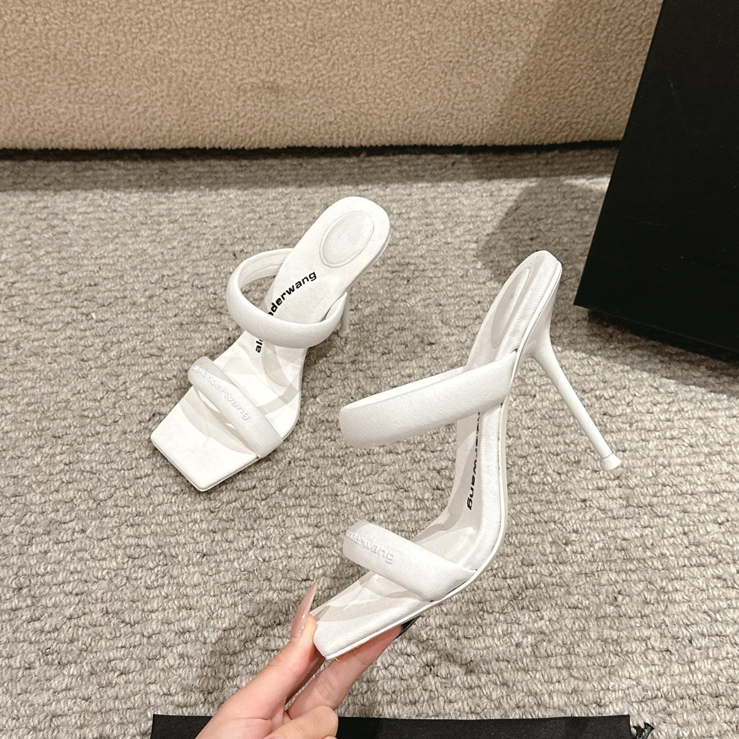 Luxury Alexander Wang Shoe Mats with Embolism Logo and Italian Imported Skin-Drink Base in Various Colors - 图片 1