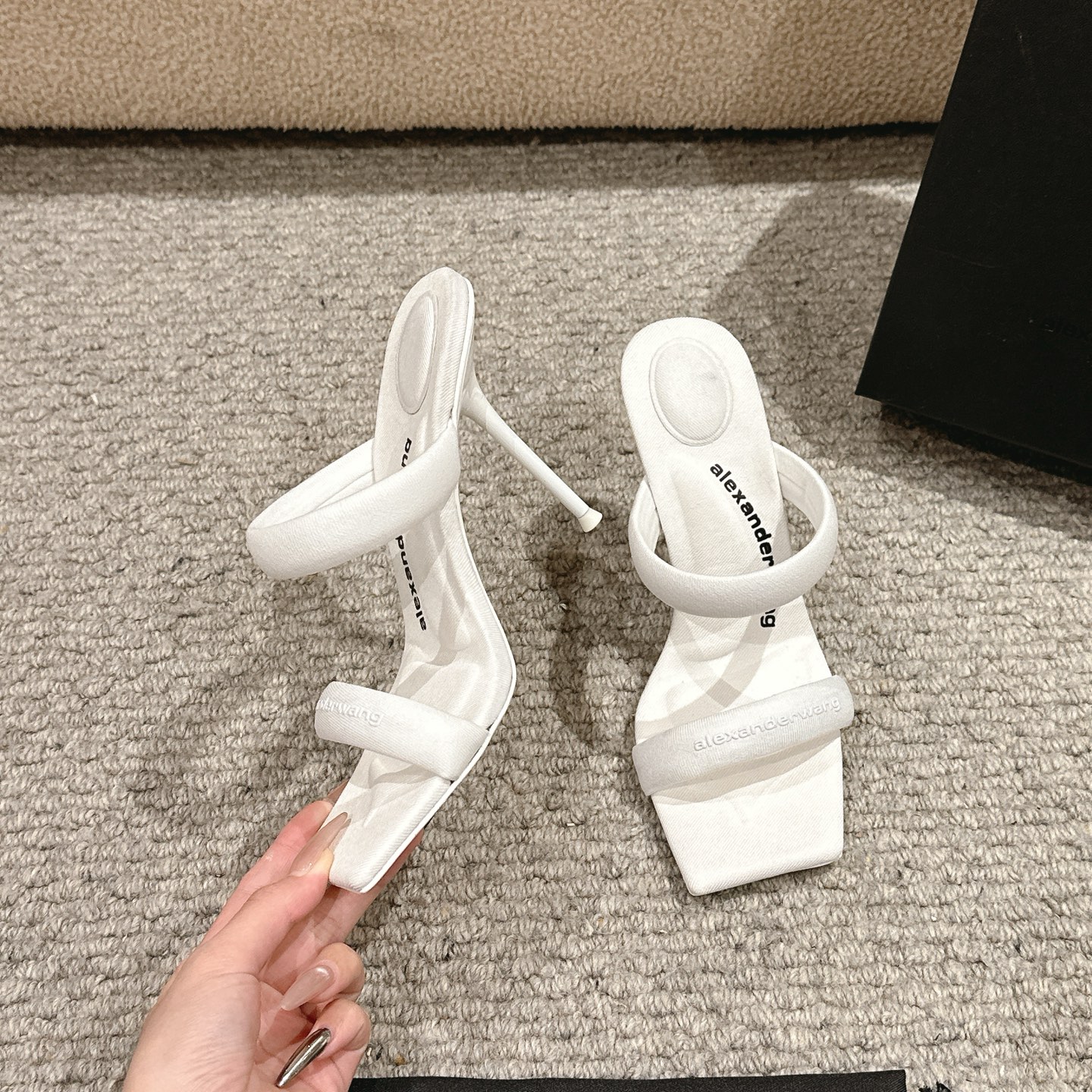 Luxury Alexander Wang Shoe Mats with Embolism Logo and Italian Imported Skin-Drink Base in Various Colors - 图片 3