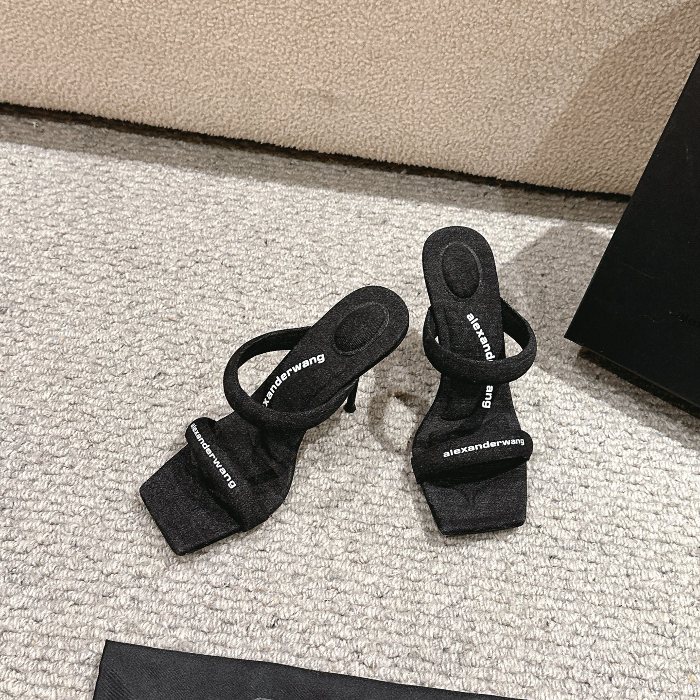 Title: Luxury Alexander Wang Shoe Mats Summary Summary: Alexander Wang luxury shoe mats feature original materials, including imported cowboy cloth and cattle skin. - 图片 2