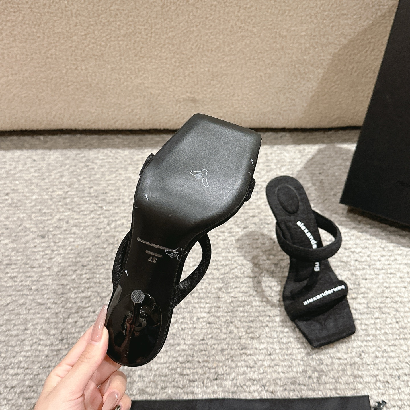 Title: Luxury Alexander Wang Shoe Mats Summary Summary: Alexander Wang luxury shoe mats feature original materials, including imported cowboy cloth and cattle skin. - 图片 8