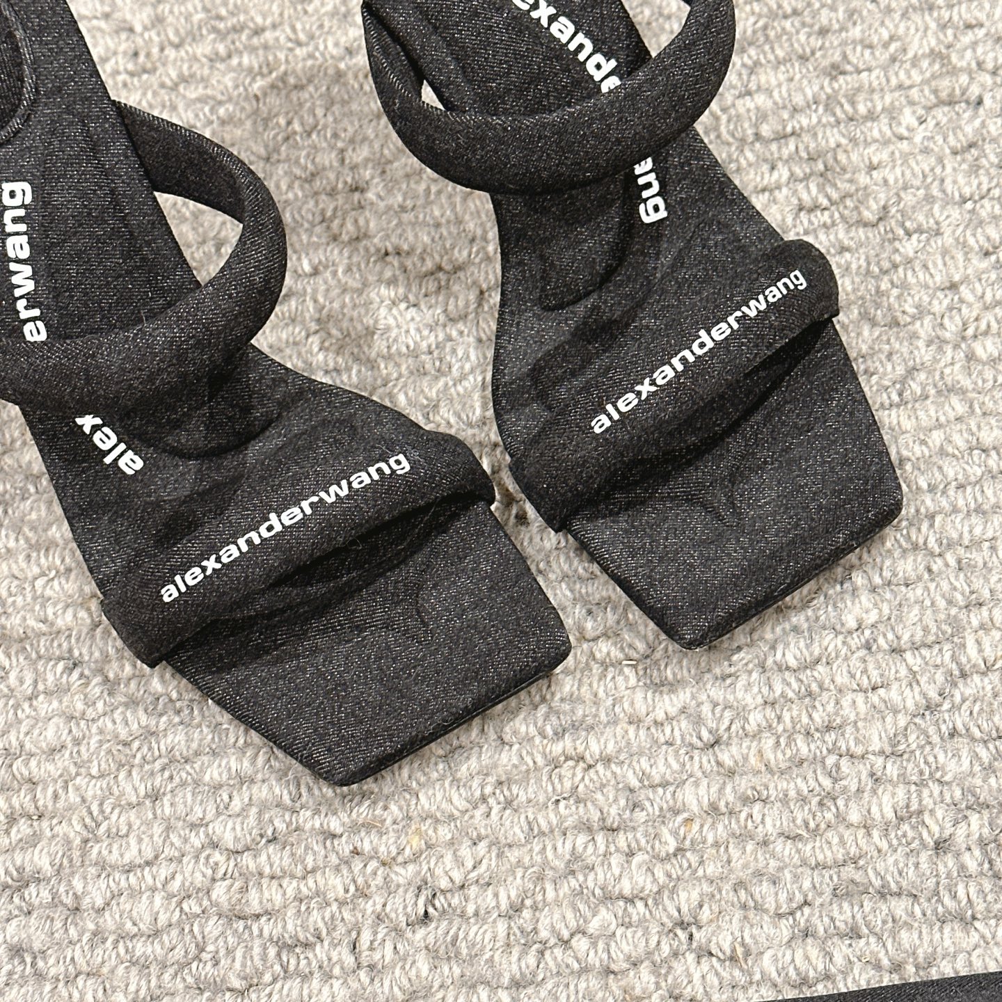 Title: Luxury Alexander Wang Shoe Mats Summary Summary: Alexander Wang luxury shoe mats feature original materials, including imported cowboy cloth and cattle skin. - 图片 7