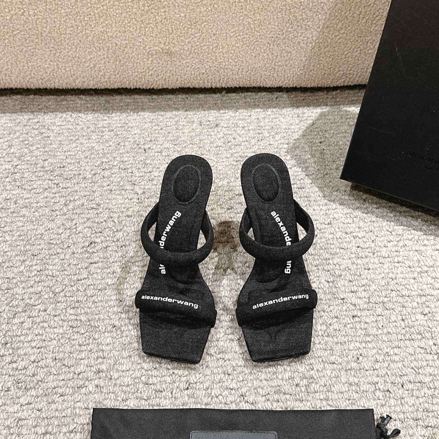 Title: Luxury Alexander Wang Shoe Mats Summary Summary: Alexander Wang luxury shoe mats feature original materials, including imported cowboy cloth and cattle skin. - 图片 9