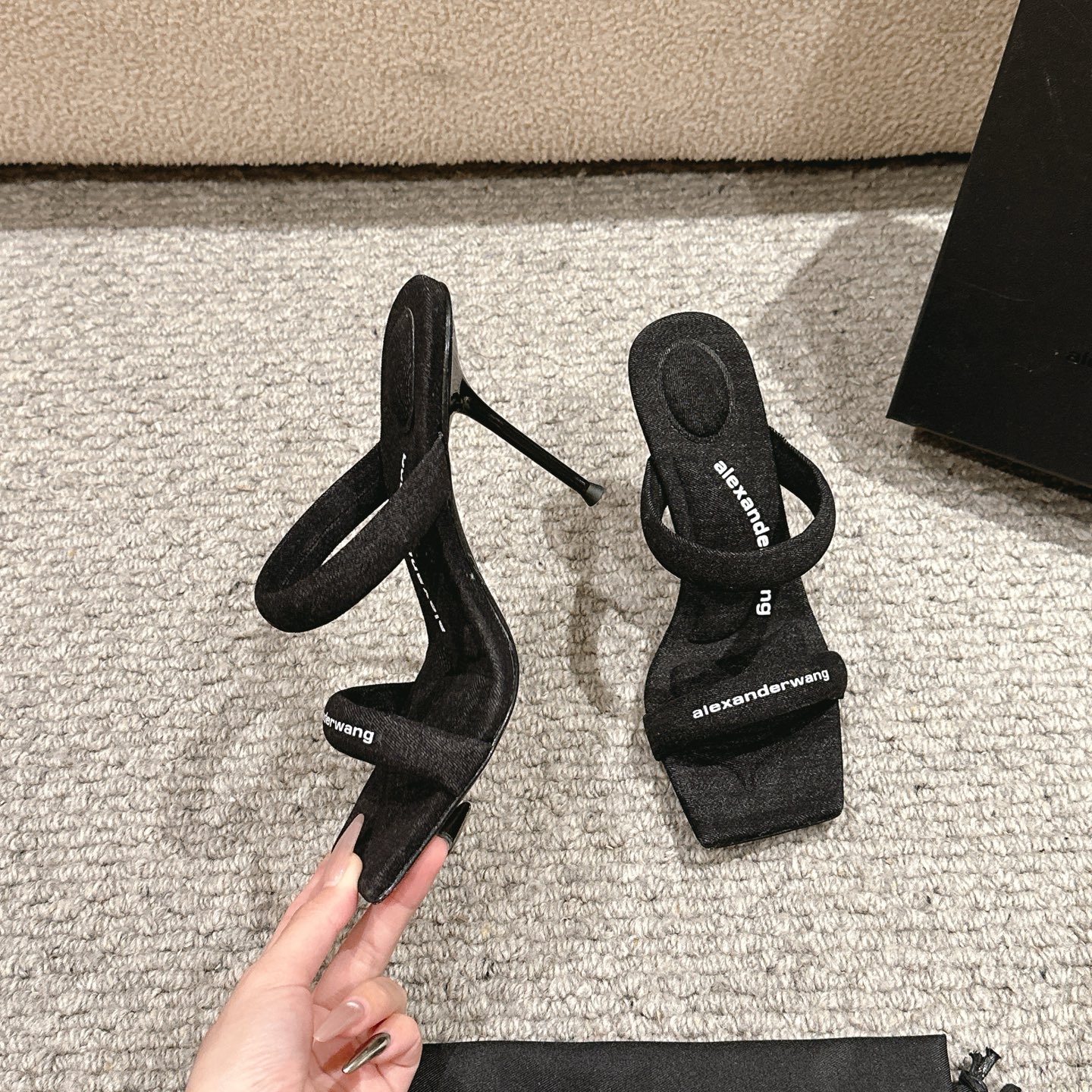 Title: Luxury Alexander Wang Shoe Mats Summary Summary: Alexander Wang luxury shoe mats feature original materials, including imported cowboy cloth and cattle skin. - 图片 3