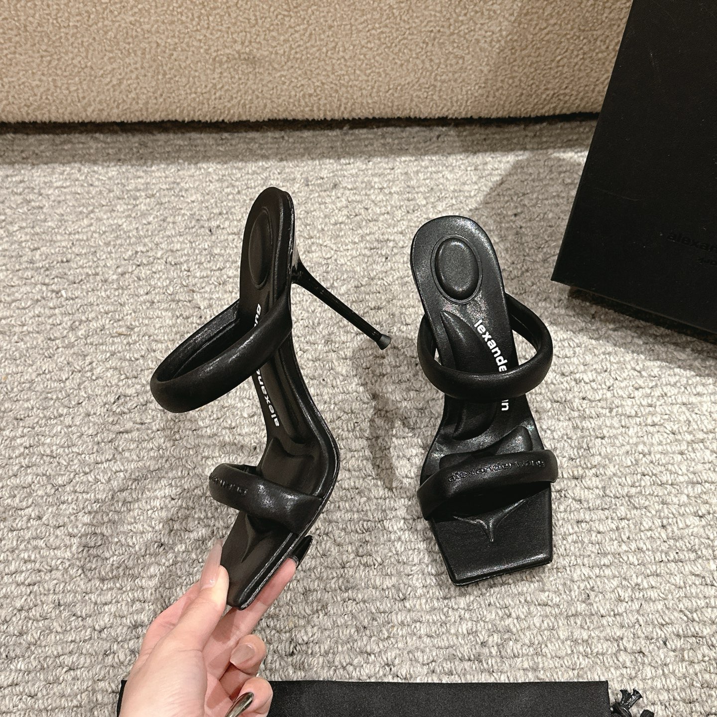 Title: Alexander Wang Luxury Shoe Summary Summary: Alexander Wang luxury shoes with unique design, materials include cowboy cloth, cattle skin, and sheep skin. - 图片 3