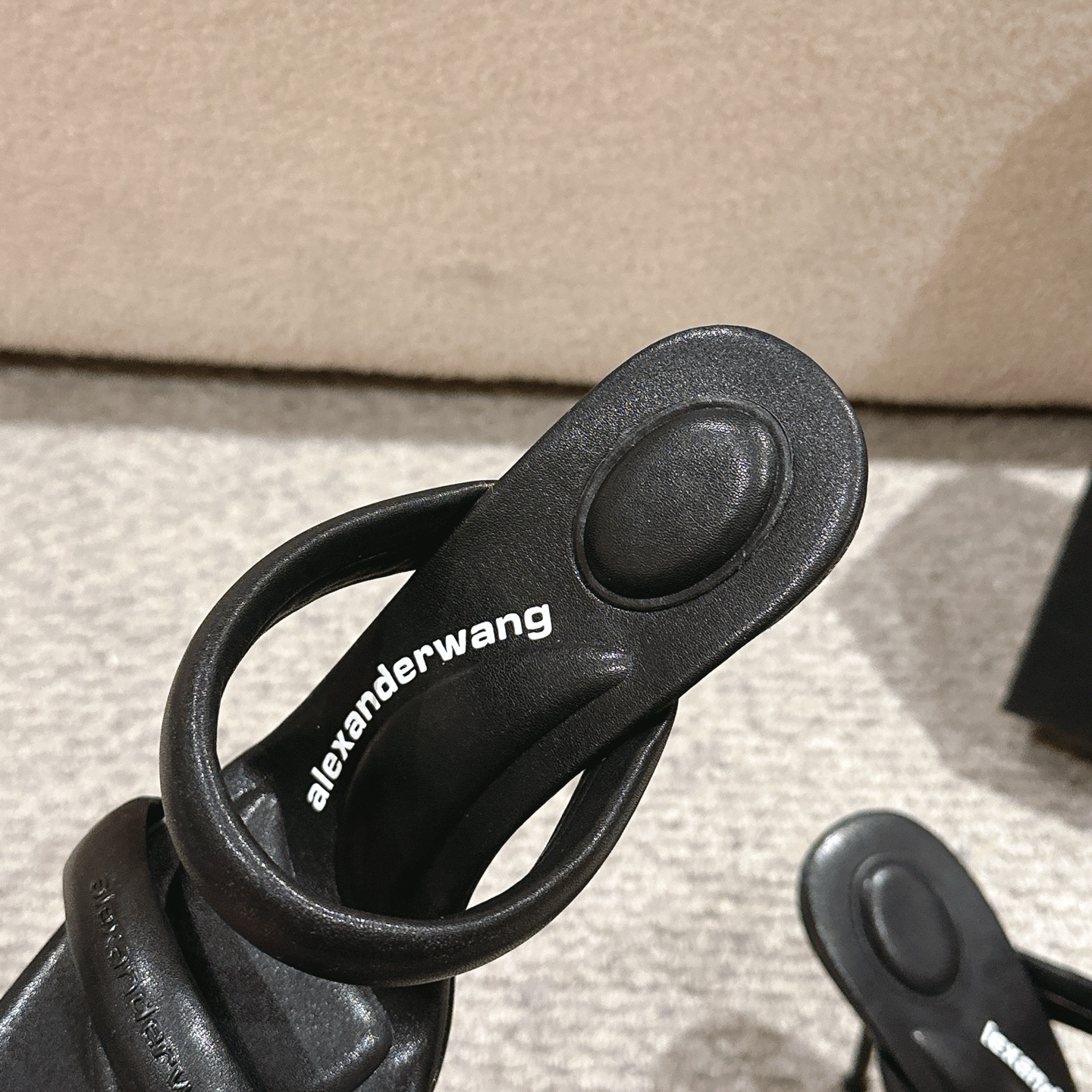 Title: Alexander Wang Luxury Shoe Summary Summary: Alexander Wang luxury shoes with unique design, materials include cowboy cloth, cattle skin, and sheep skin. - 图片 5