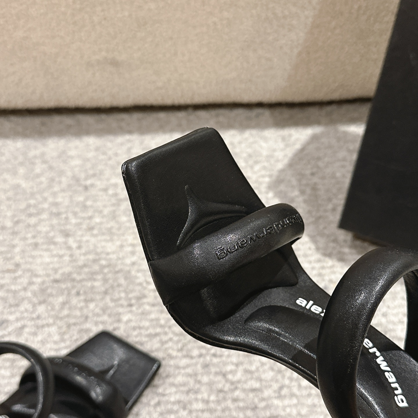 Title: Alexander Wang Luxury Shoe Summary Summary: Alexander Wang luxury shoes with unique design, materials include cowboy cloth, cattle skin, and sheep skin. - 图片 6