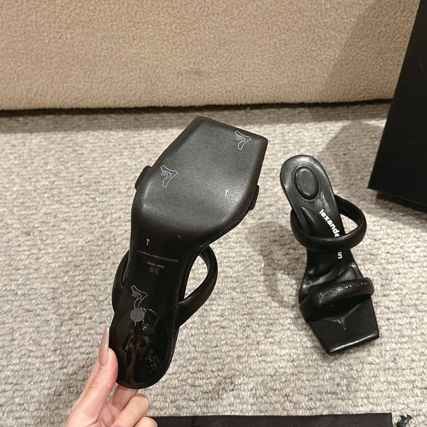 Title: Alexander Wang Luxury Shoe Summary Summary: Alexander Wang luxury shoes with unique design, materials include cowboy cloth, cattle skin, and sheep skin. - 图片 8