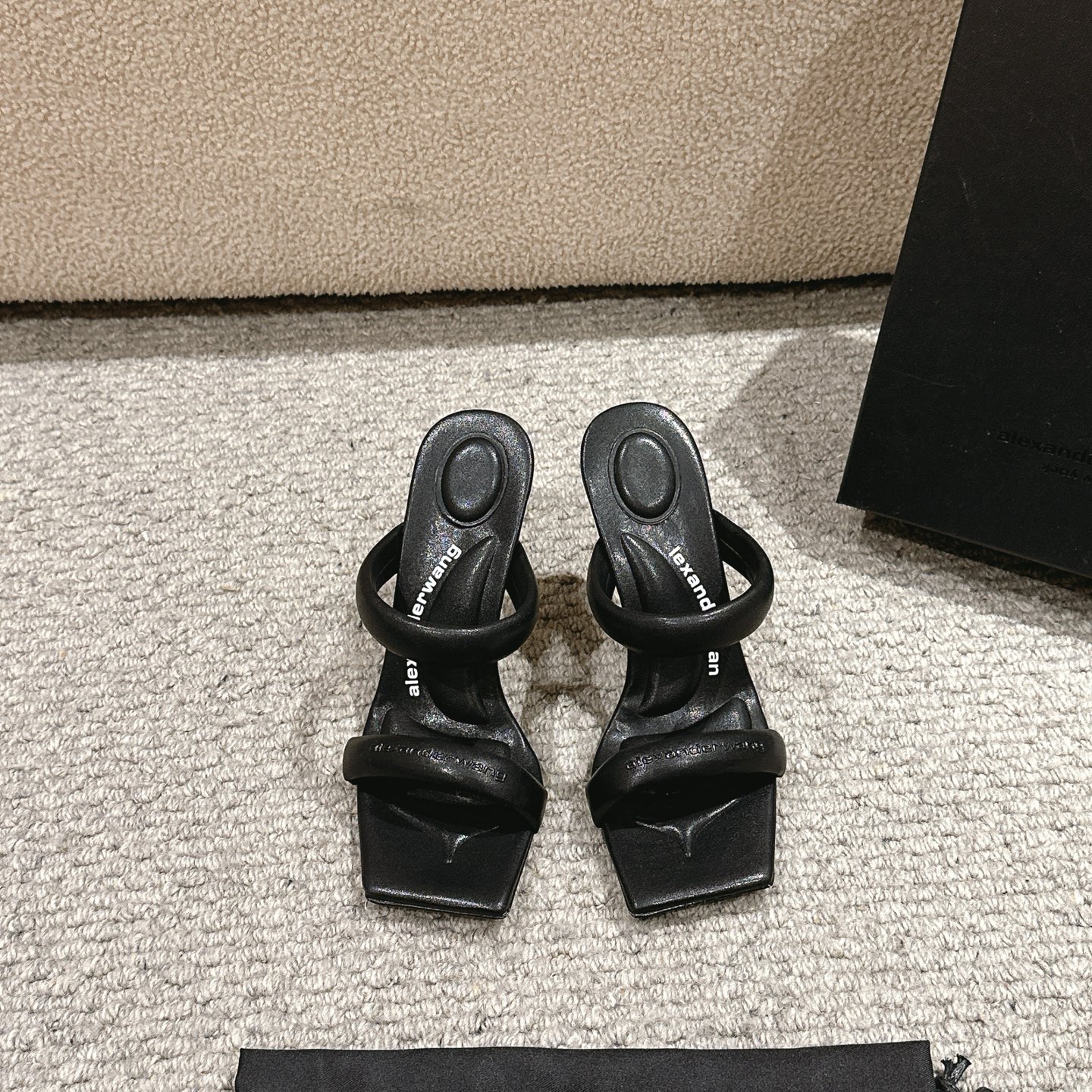 Title: Alexander Wang Luxury Shoe Summary Summary: Alexander Wang luxury shoes with unique design, materials include cowboy cloth, cattle skin, and sheep skin. - 图片 9