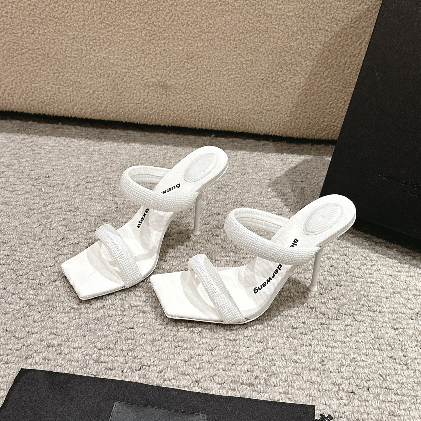 Luxury Alexander Wang Shoe Mats with Embossed Logo and Italian Leather Soles. - 图片 4