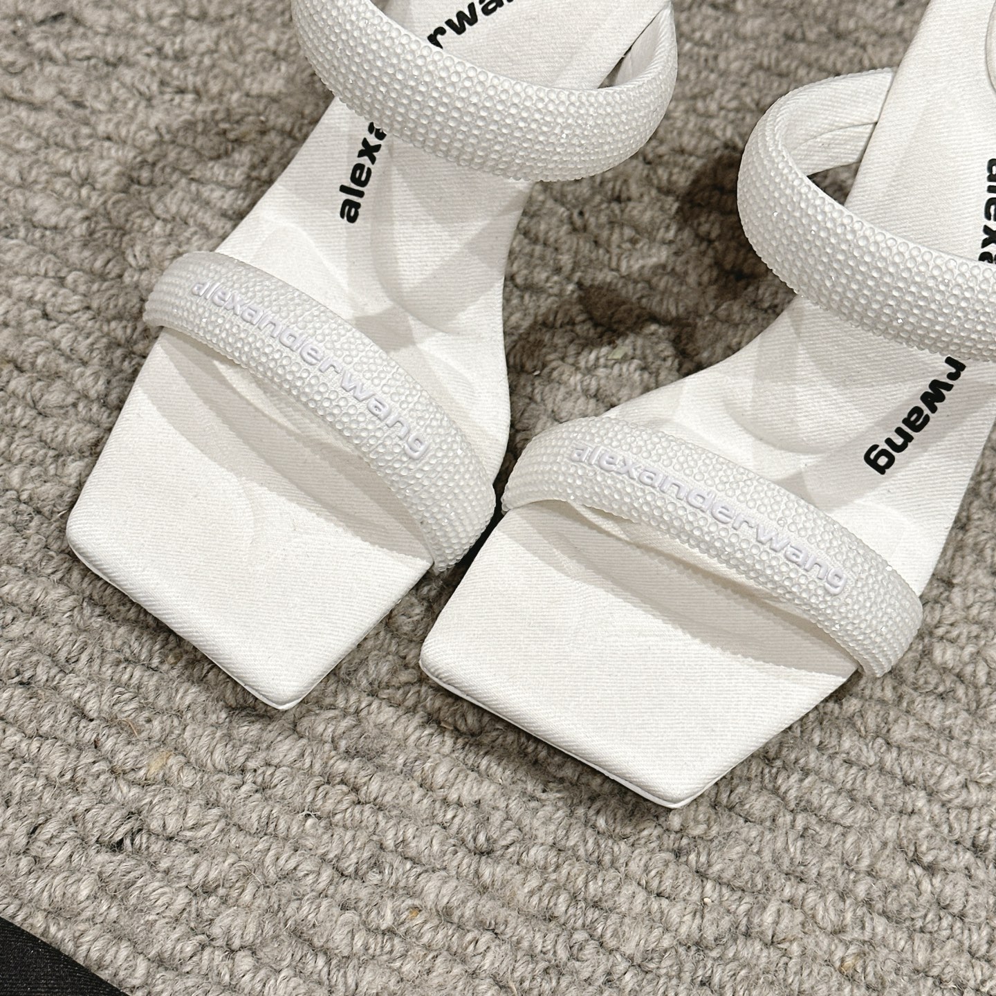 Luxury Alexander Wang Shoe Mats with Embossed Logo and Italian Leather Soles. - 图片 7