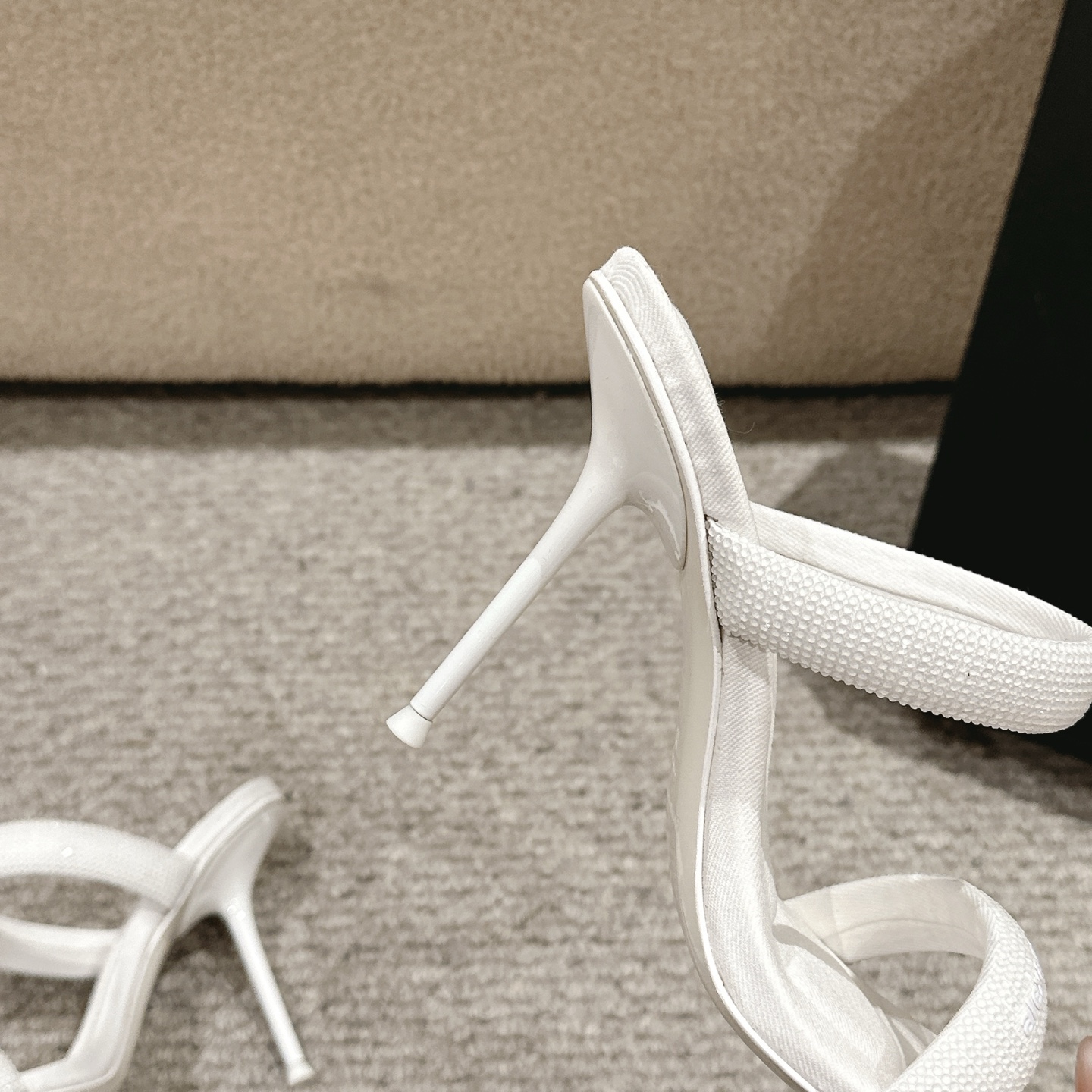 Luxury Alexander Wang Shoe Mats with Embossed Logo and Italian Leather Soles. - 图片 6