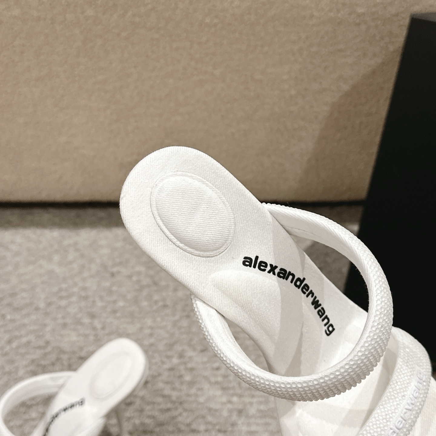 Luxury Alexander Wang Shoe Mats with Embossed Logo and Italian Leather Soles. - 图片 5