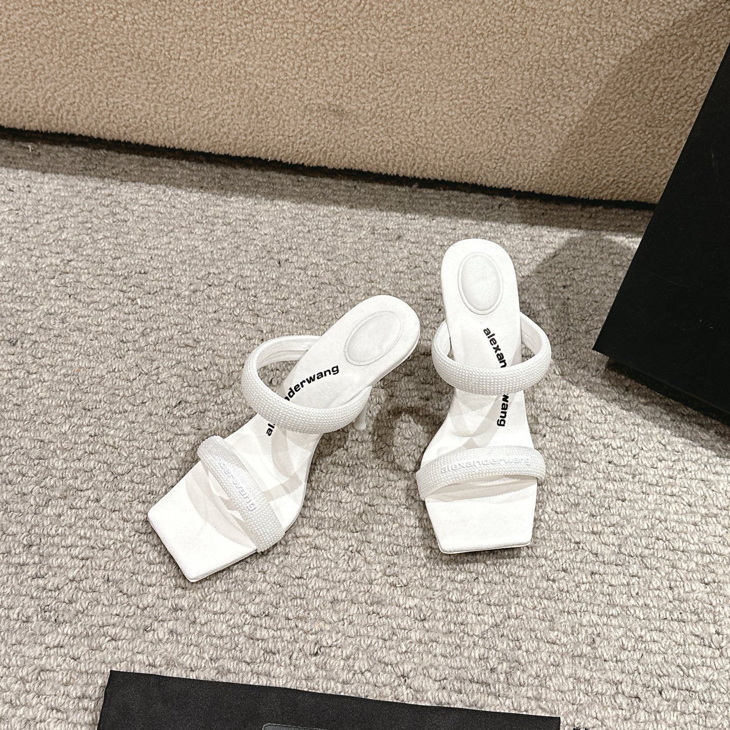 Luxury Alexander Wang Shoe Mats with Embossed Logo and Italian Leather Soles. - 图片 2