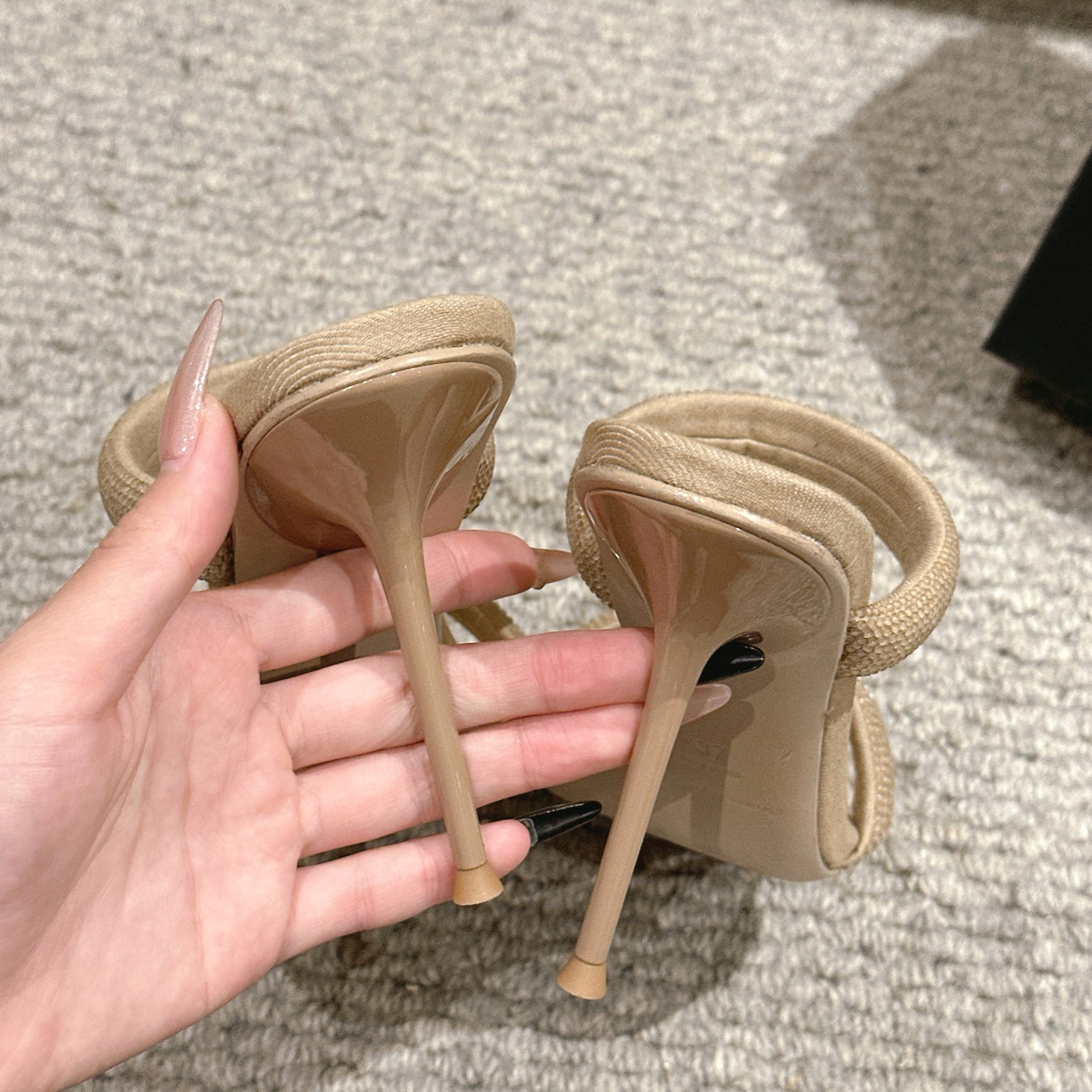 Luxury Alexander Wang Shoe Mats with Embolism Logo and Italian Imported Sole – Product Details. - 图片 7