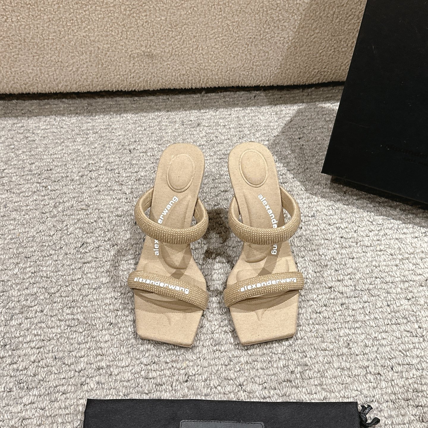 Luxury Alexander Wang Shoe Mats with Embolism Logo and Italian Imported Sole – Product Details. - 图片 9