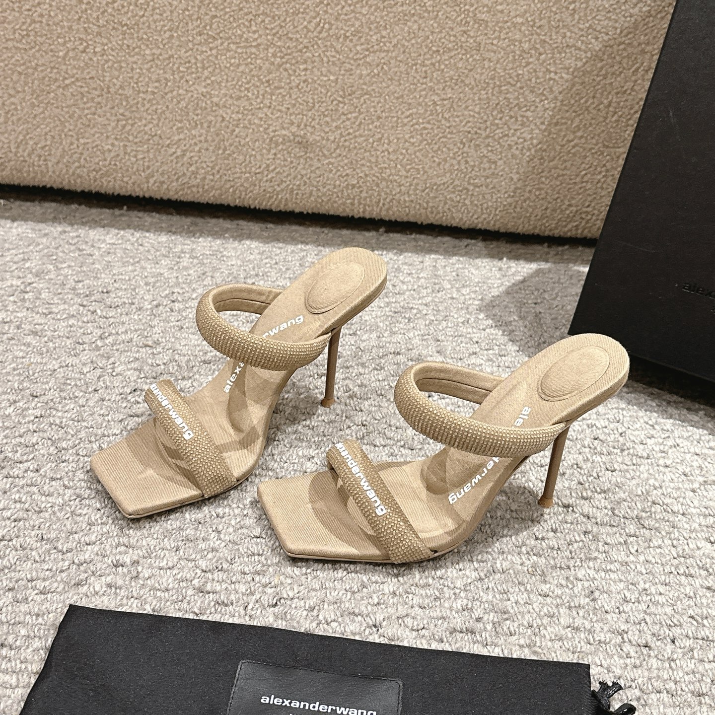 Luxury Alexander Wang Shoe Mats with Embolism Logo and Italian Imported Sole – Product Details. - 图片 4