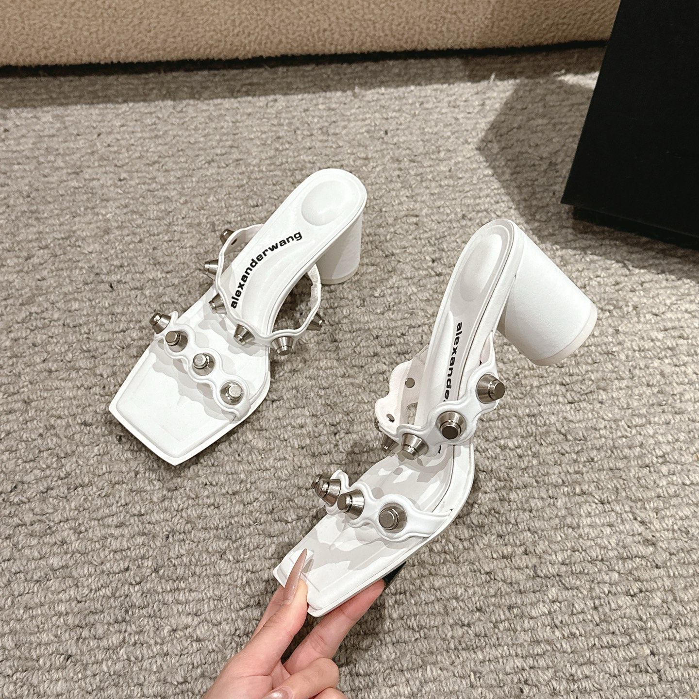 “Alexander Wang Luxury Shoe Mats: Original 1:1 Material, Imported Leather, Tidal Square Design” - 图片 3