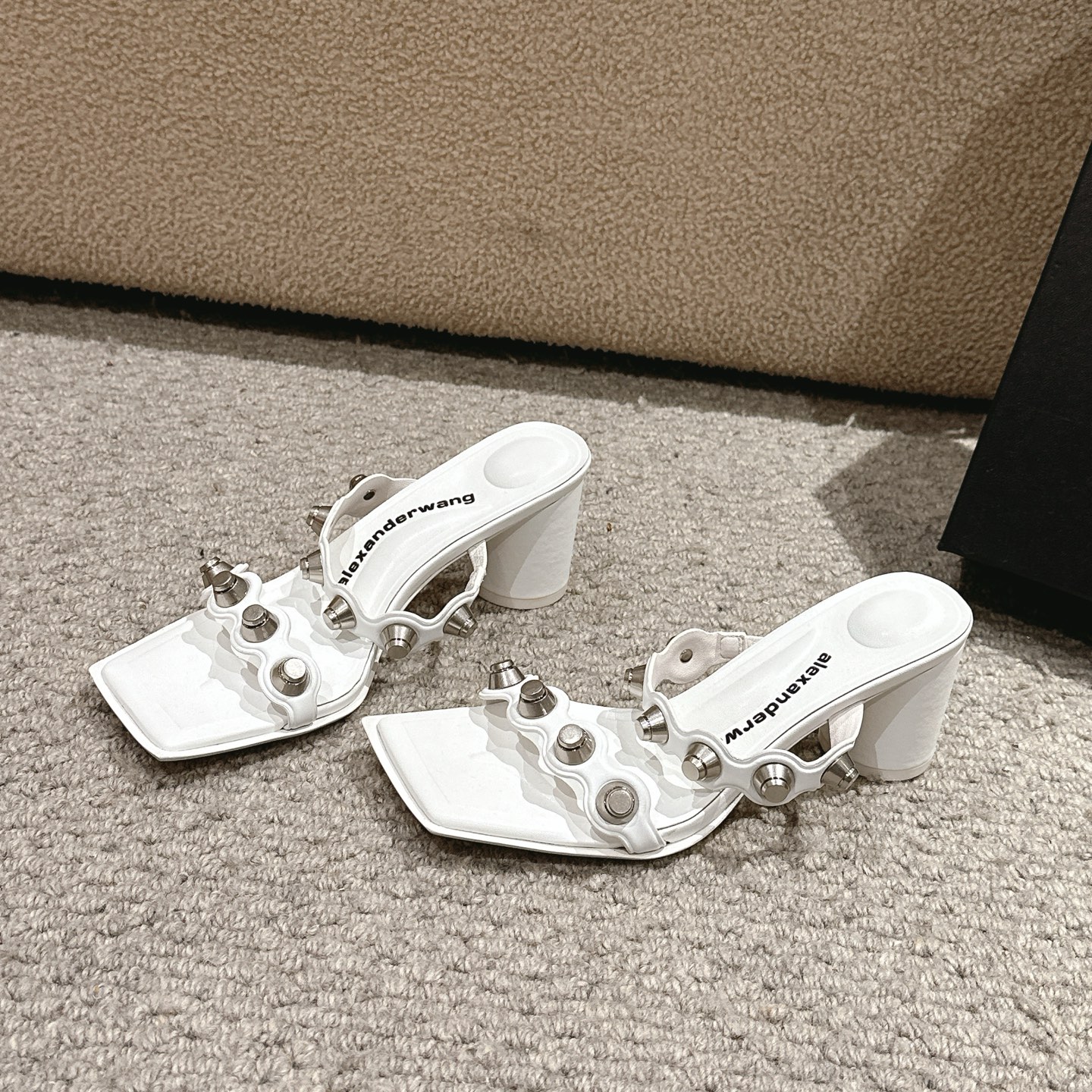 “Alexander Wang Luxury Shoe Mats: Original 1:1 Material, Imported Leather, Tidal Square Design” - 图片 1