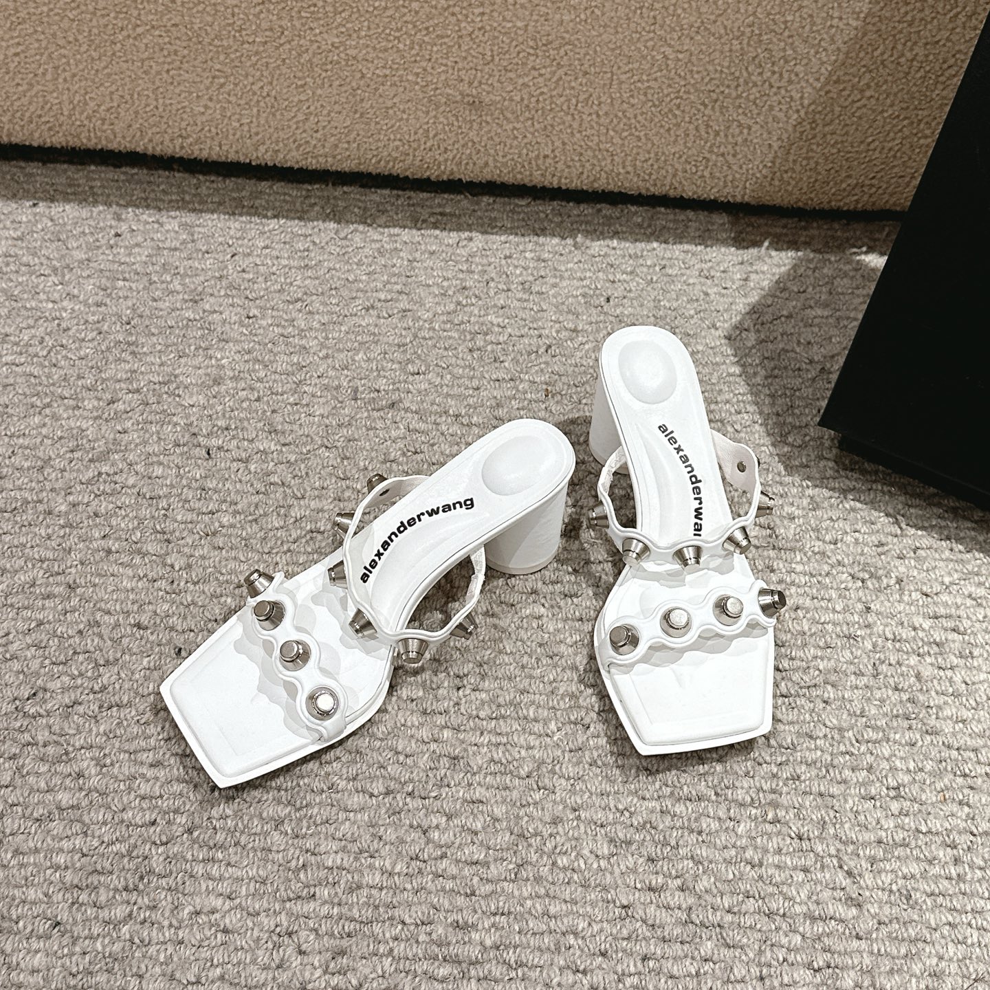 “Alexander Wang Luxury Shoe Mats: Original 1:1 Material, Imported Leather, Tidal Square Design” - 图片 4