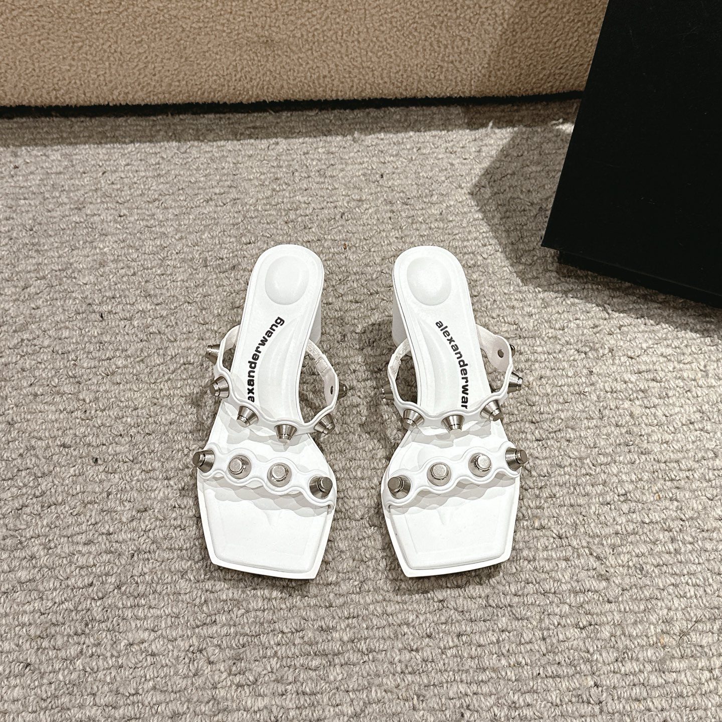 NO:235822,Purchase level!  Alexander Wang high heels women's luxury Alexande* Wang original 1:1 material The insole with concave and convex feel with glue and glue logo paired with the most fashionable square toe   popular metal material. The upper imported cowhide (black, white, red) three colors. The inner imported sheepskin footbed imported sheepskin. The heel height is 6.5cm. The sole is imported from Italy and the dyed leather outsole. The size is 35-39 (34.40.41.42.43. Customized), high heels, alexander wang, sandals, high heels, cowhide, sheepskin, Leather soles19860909代购级别！ Alexander Wang亚历山大王高跟鞋女士奢侈品Alexande* Wang原版1:1的材料 凹凸感带按摩的鞋垫配上注胶 Logo 搭配最潮方头 流行金属材质. 鞋面进口牛皮（黑,白,红）三个色 内里进口羊皮 垫脚进口羊皮 跟高6.5cm,  鞋底原版意大利进口透染真皮大底 码数35-39（34.40.41.42.43.可定做）,高跟鞋凉鞋,alexander wang,sandals,high heels,cowhide,sheepskin,Leather soles,Women's Shoes