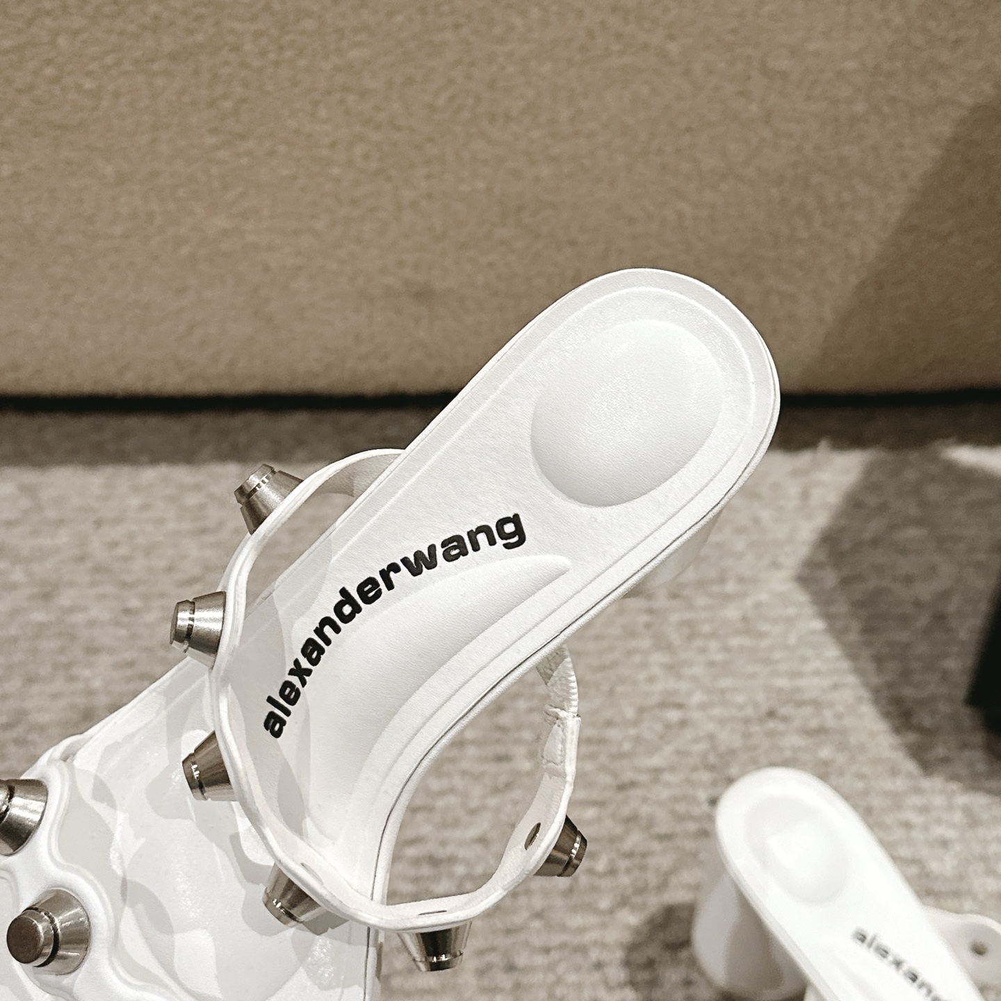 “Alexander Wang Luxury Shoe Mats: Original 1:1 Material, Imported Leather, Tidal Square Design” - 图片 6