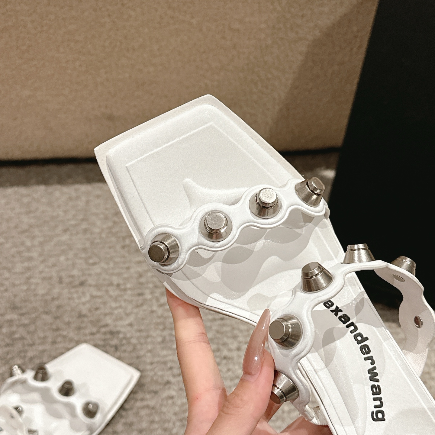 “Alexander Wang Luxury Shoe Mats: Original 1:1 Material, Imported Leather, Tidal Square Design” - 图片 7