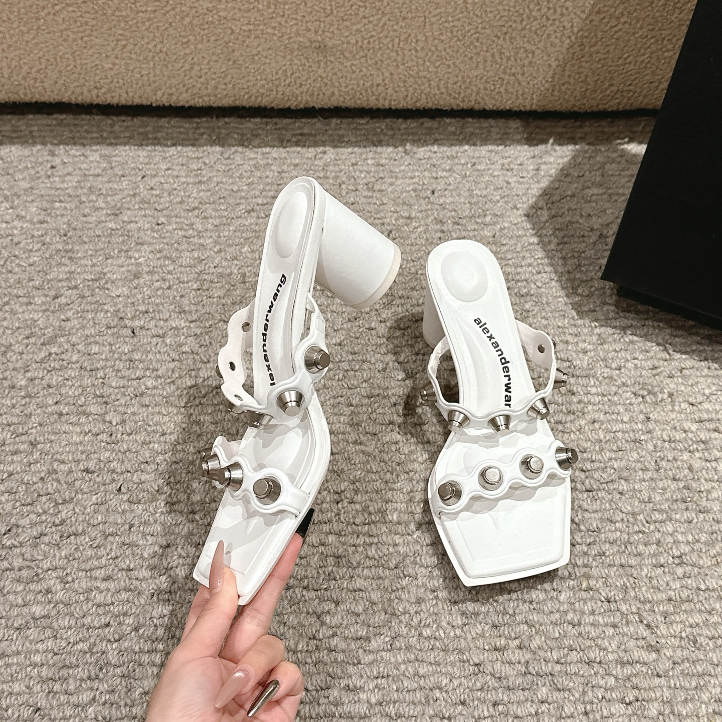 “Alexander Wang Luxury Shoe Mats: Original 1:1 Material, Imported Leather, Tidal Square Design” - 图片 5