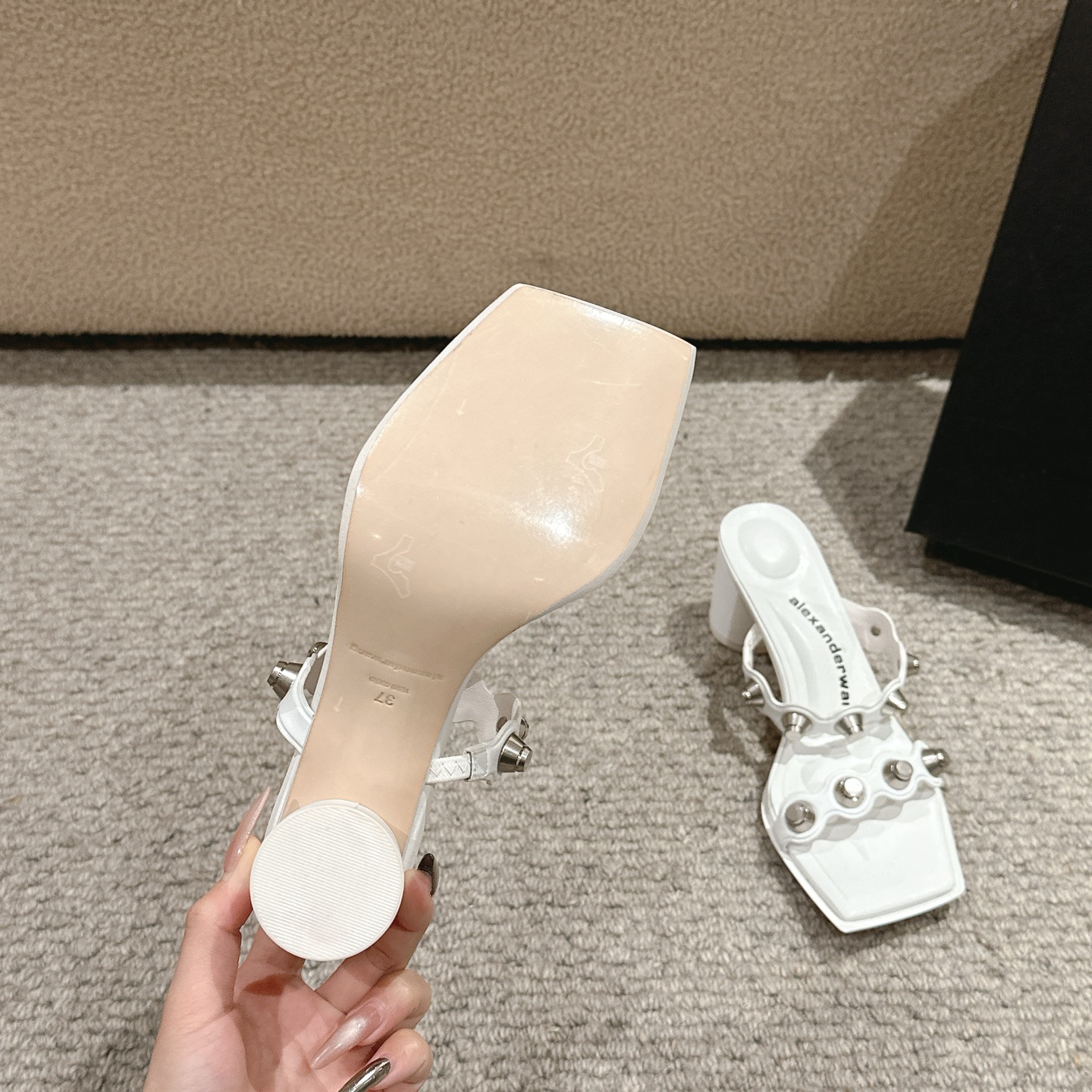 “Alexander Wang Luxury Shoe Mats: Original 1:1 Material, Imported Leather, Tidal Square Design” - 图片 9