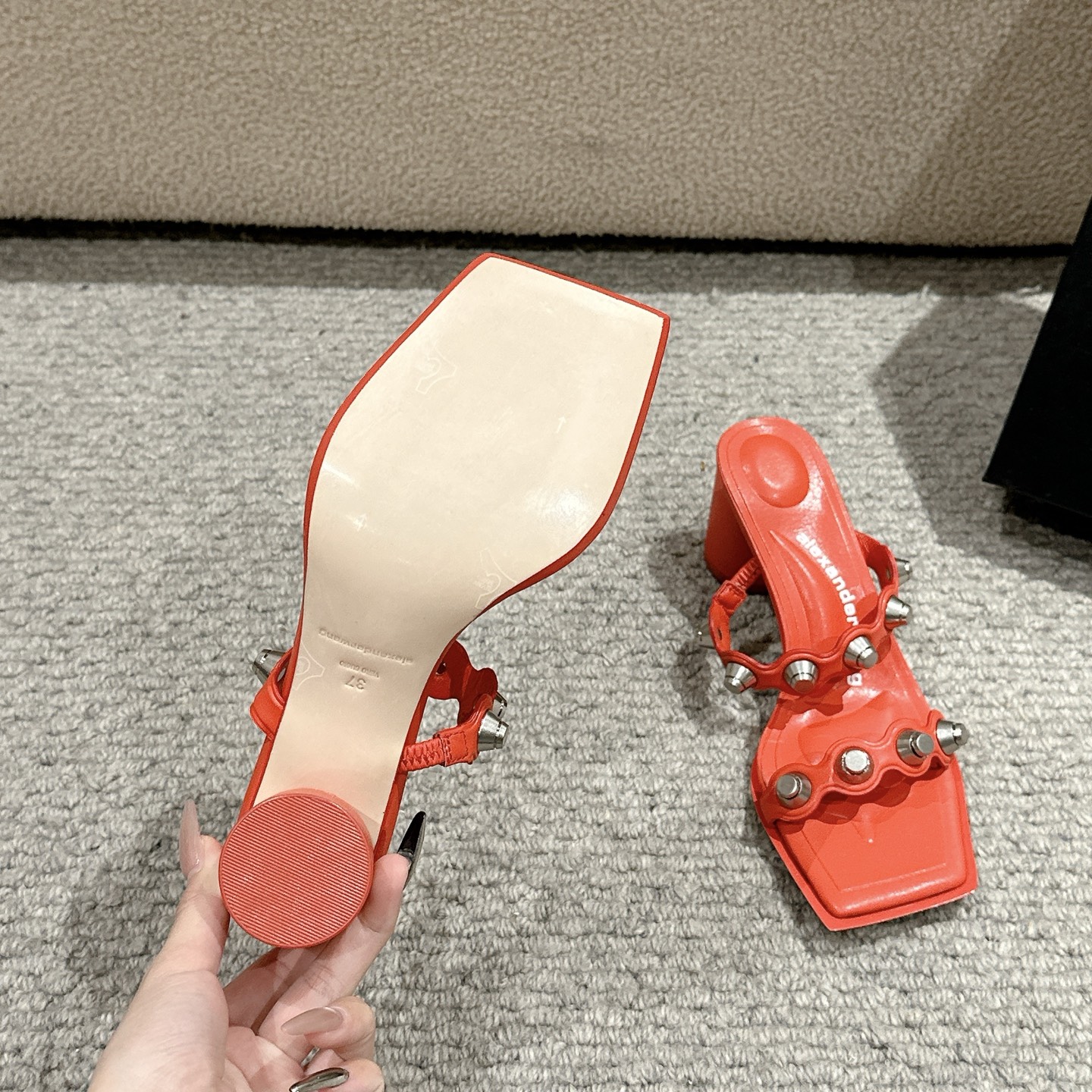 Luxury Alexander Wang Shoe Mats with Embolism and Massage Feature. - 图片 9