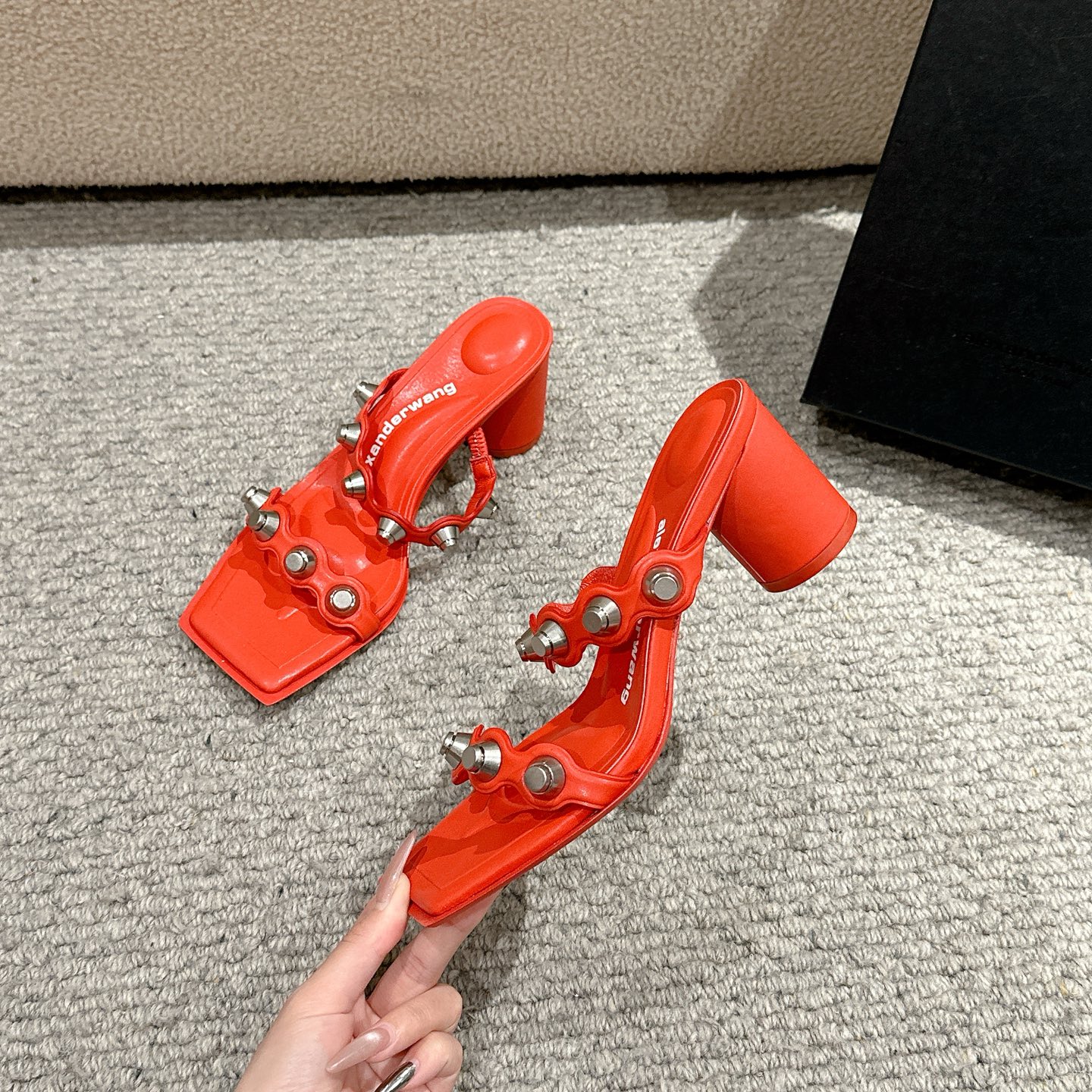 Luxury Alexander Wang Shoe Mats with Embolism and Massage Feature. - 图片 3