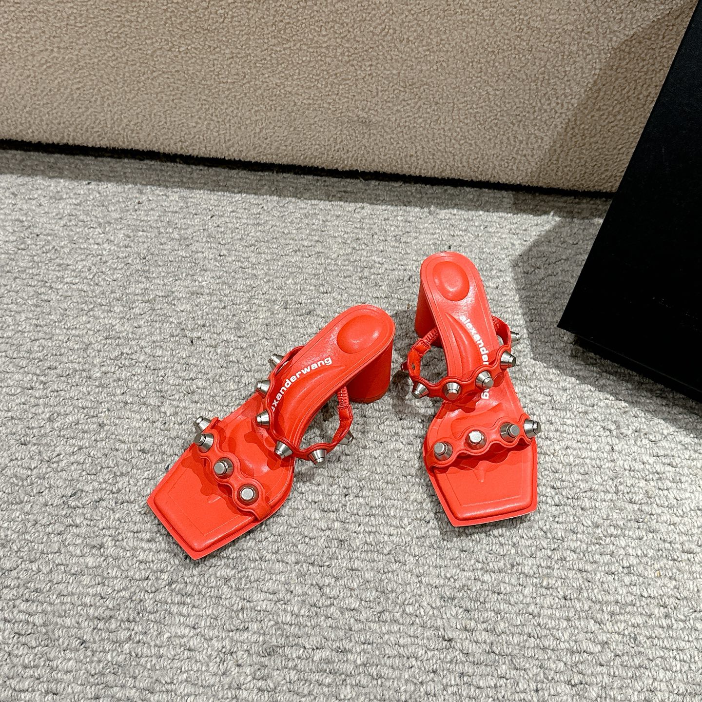 Luxury Alexander Wang Shoe Mats with Embolism and Massage Feature. - 图片 4