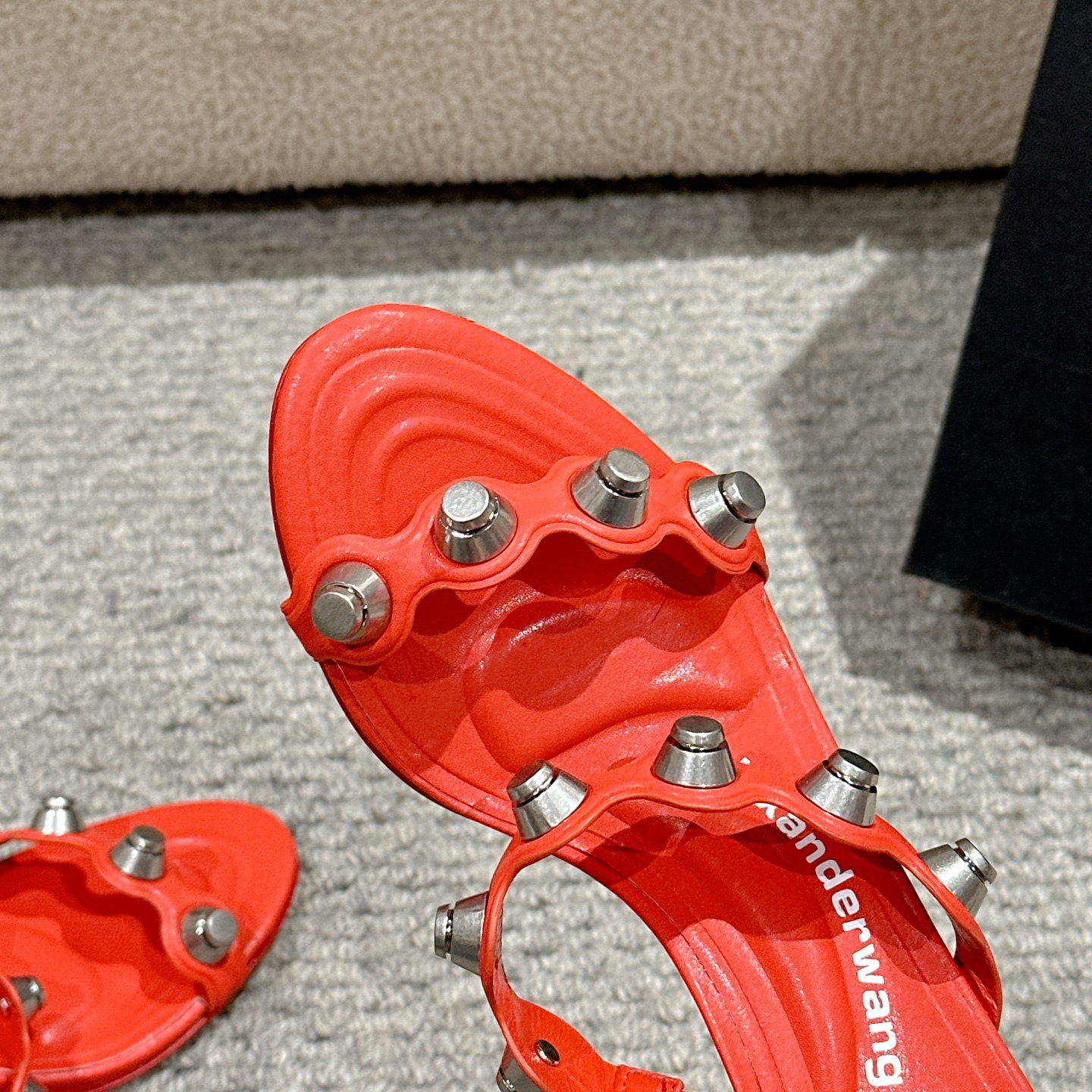 “Alexander Wang Luxury Shoe Mats: Concussion Relief and Tidal Style” - 图片 8