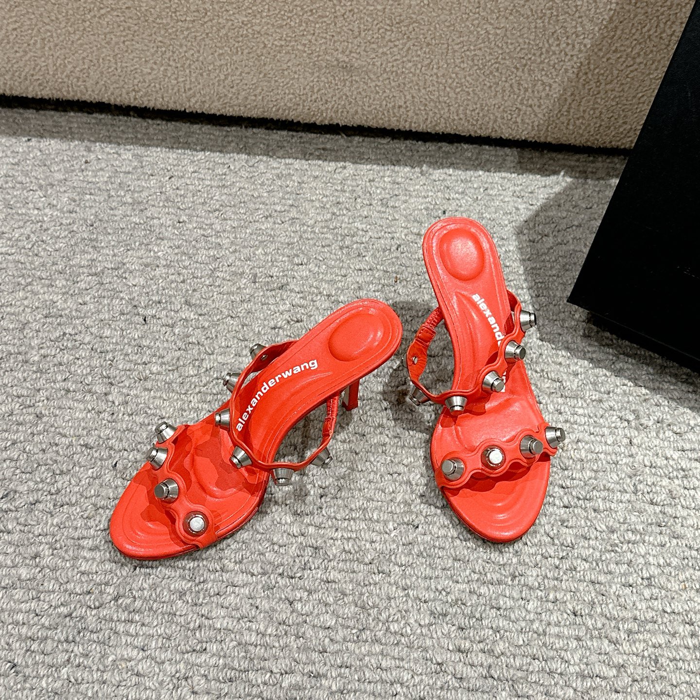 “Alexander Wang Luxury Shoe Mats: Concussion Relief and Tidal Style” - 图片 4