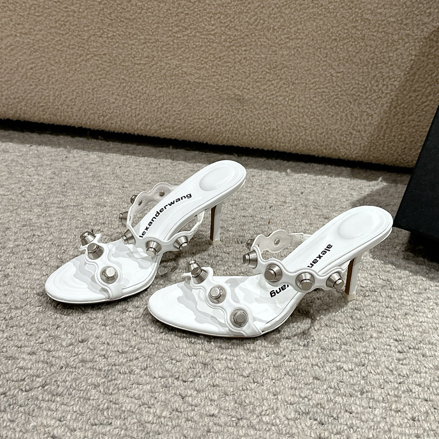 Luxury Alexander Wang shoe mats with embolism, Logo, tidal square metal. Imported cattle and sheepskin. 6.5cm high. Size 35-39.