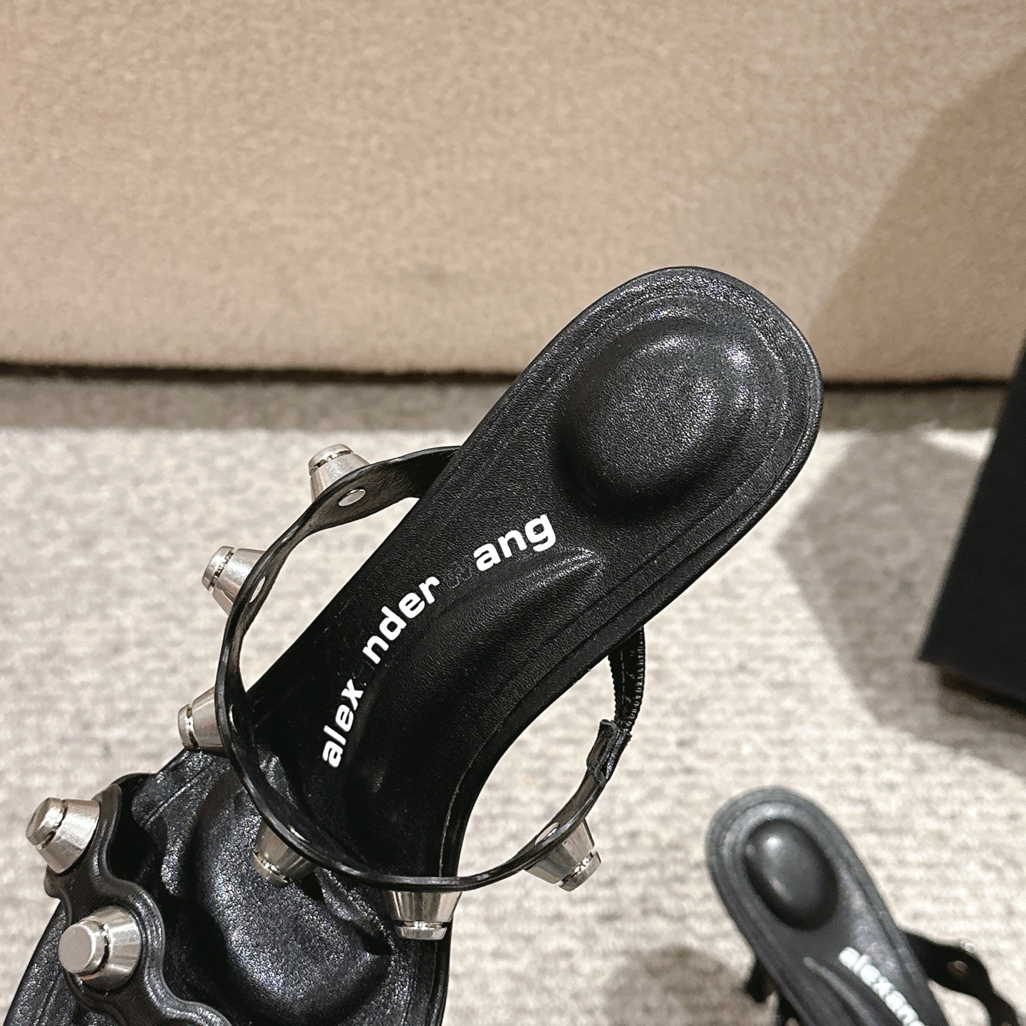 “Alexander Wang Luxury Shoe Mats: Concussion & Massage Design with Tidal Square Logo” - 图片 7