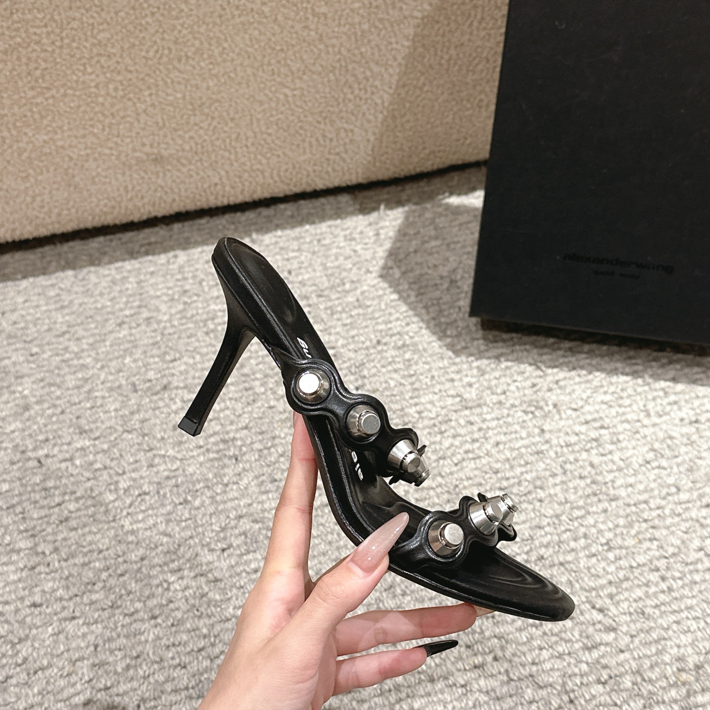 “Alexander Wang Luxury Shoe Mats: Concussion & Massage Design with Tidal Square Logo” - 图片 6