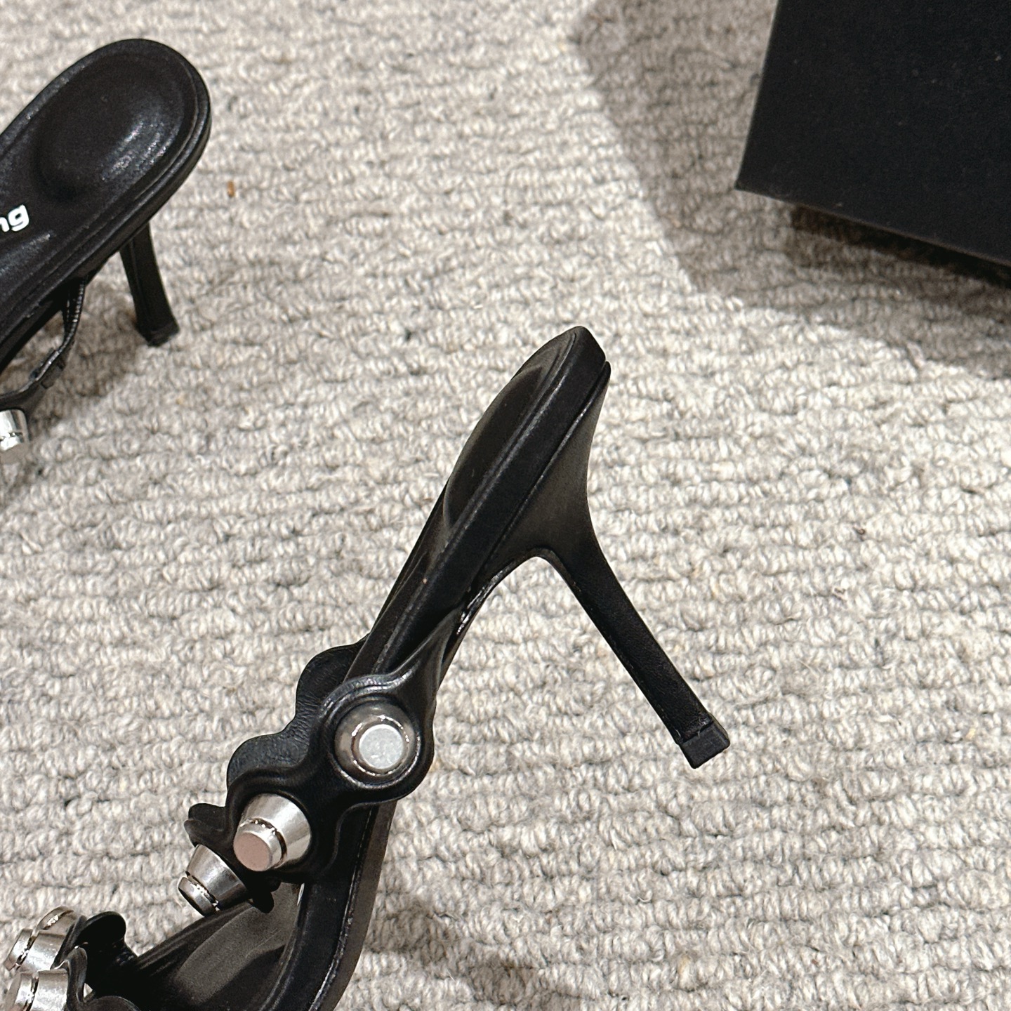 “Alexander Wang Luxury Shoe Mats: Concussion & Massage Design with Tidal Square Logo” - 图片 9