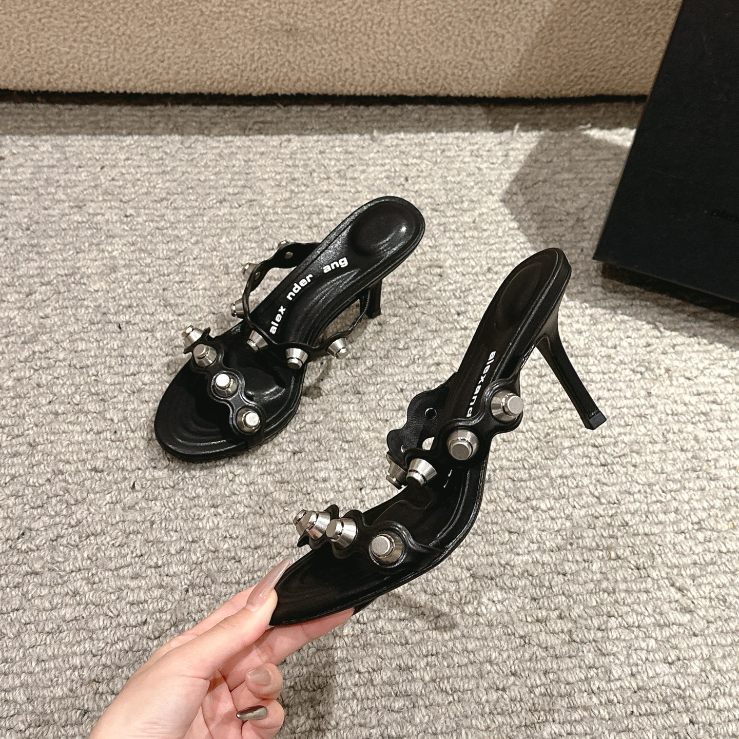 “Alexander Wang Luxury Shoe Mats: Concussion & Massage Design with Tidal Square Logo” - 图片 3