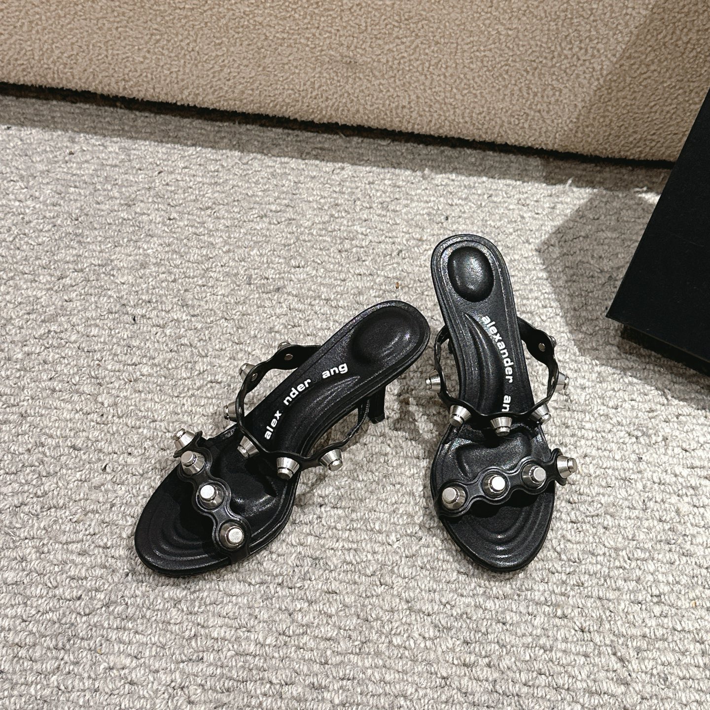 “Alexander Wang Luxury Shoe Mats: Concussion & Massage Design with Tidal Square Logo” - 图片 4