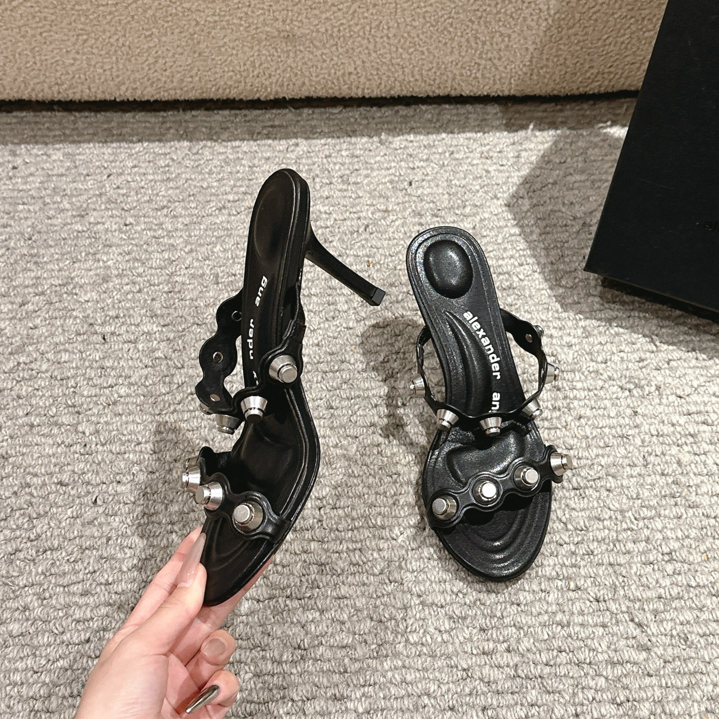 “Alexander Wang Luxury Shoe Mats: Concussion & Massage Design with Tidal Square Logo” - 图片 5