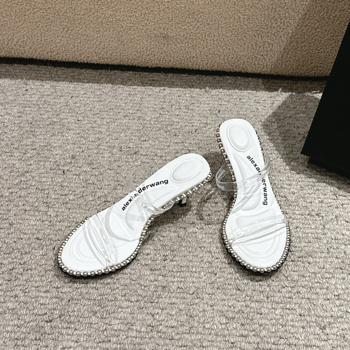 Luxury Alexander Wang shoe mats with sensory massage, embolism, and fashionable materials. Available in black, white, almond colors. - 图片 4