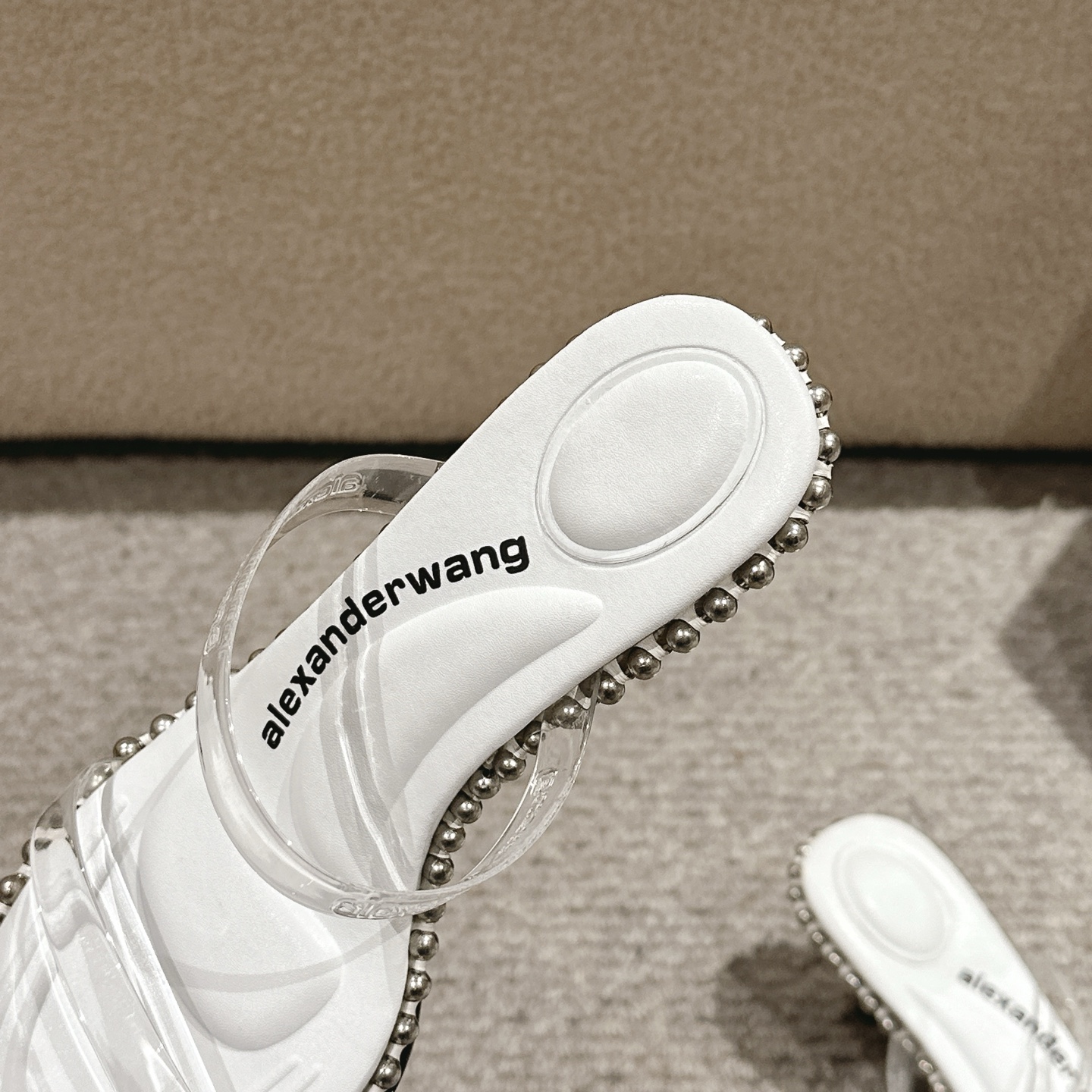 Luxury Alexander Wang shoe mats with sensory massage, embolism, and fashionable materials. Available in black, white, almond colors. - 图片 6