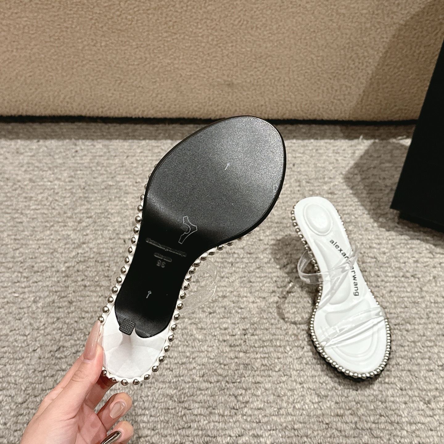 Luxury Alexander Wang shoe mats with sensory massage, embolism, and fashionable materials. Available in black, white, almond colors. - 图片 9